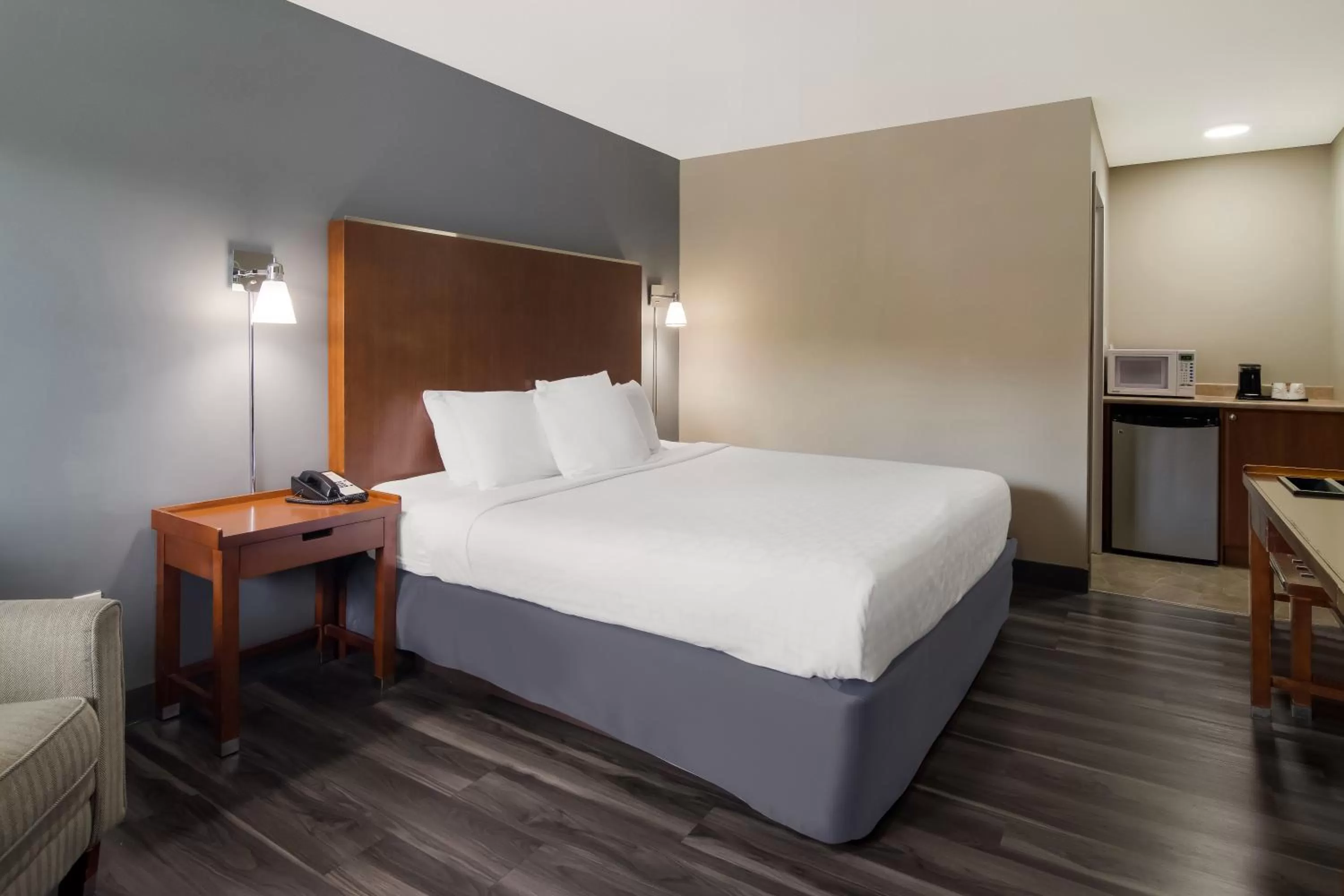 Bedroom, Bed in Canadas Best Value Inn & Suites Kamloops