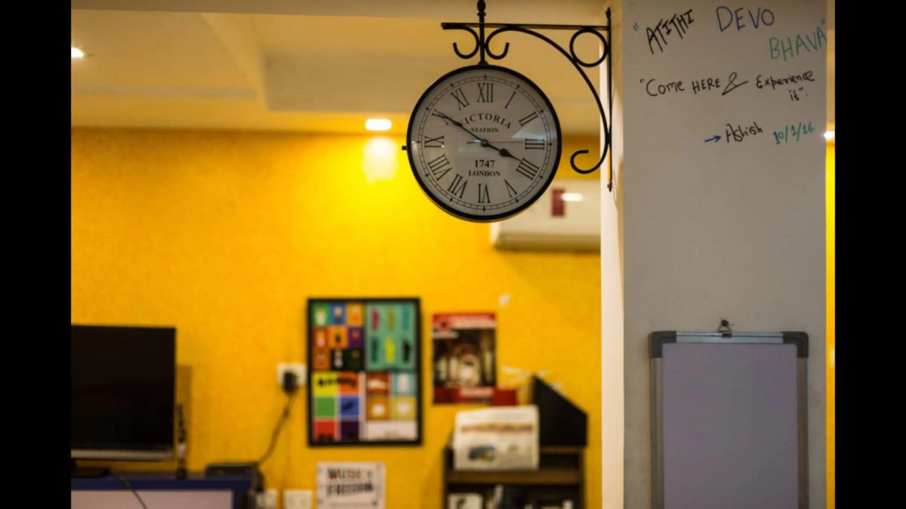 Communal lounge/ TV room in Joey's Hostel Delhi - 20 mins from Railway Station