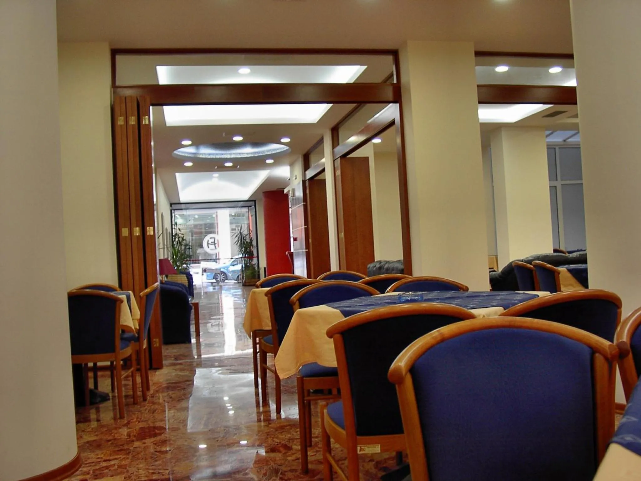 Restaurant/places to eat in Hotel Elena