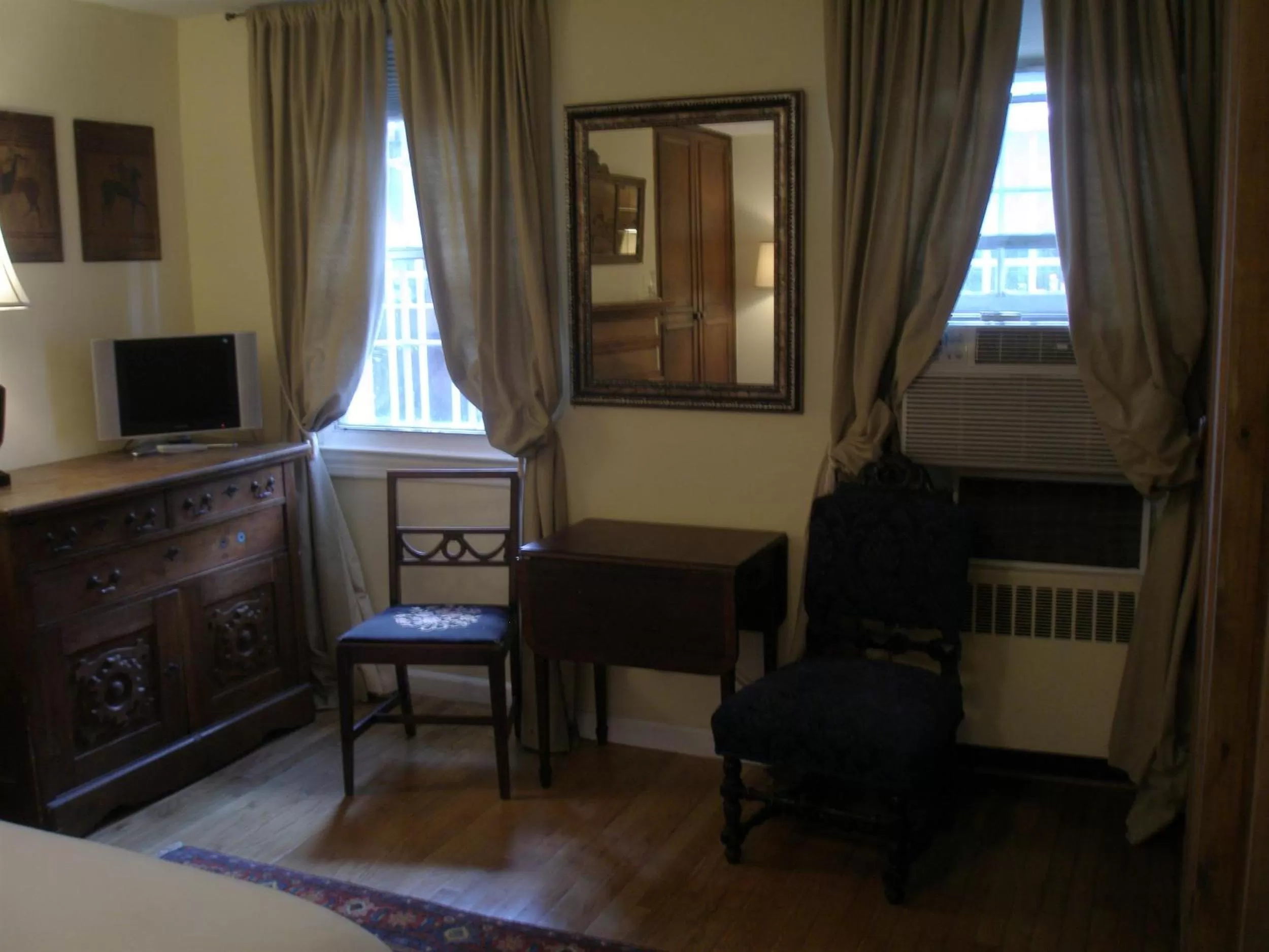 Seating area, Bed in Incentra Village Hotel