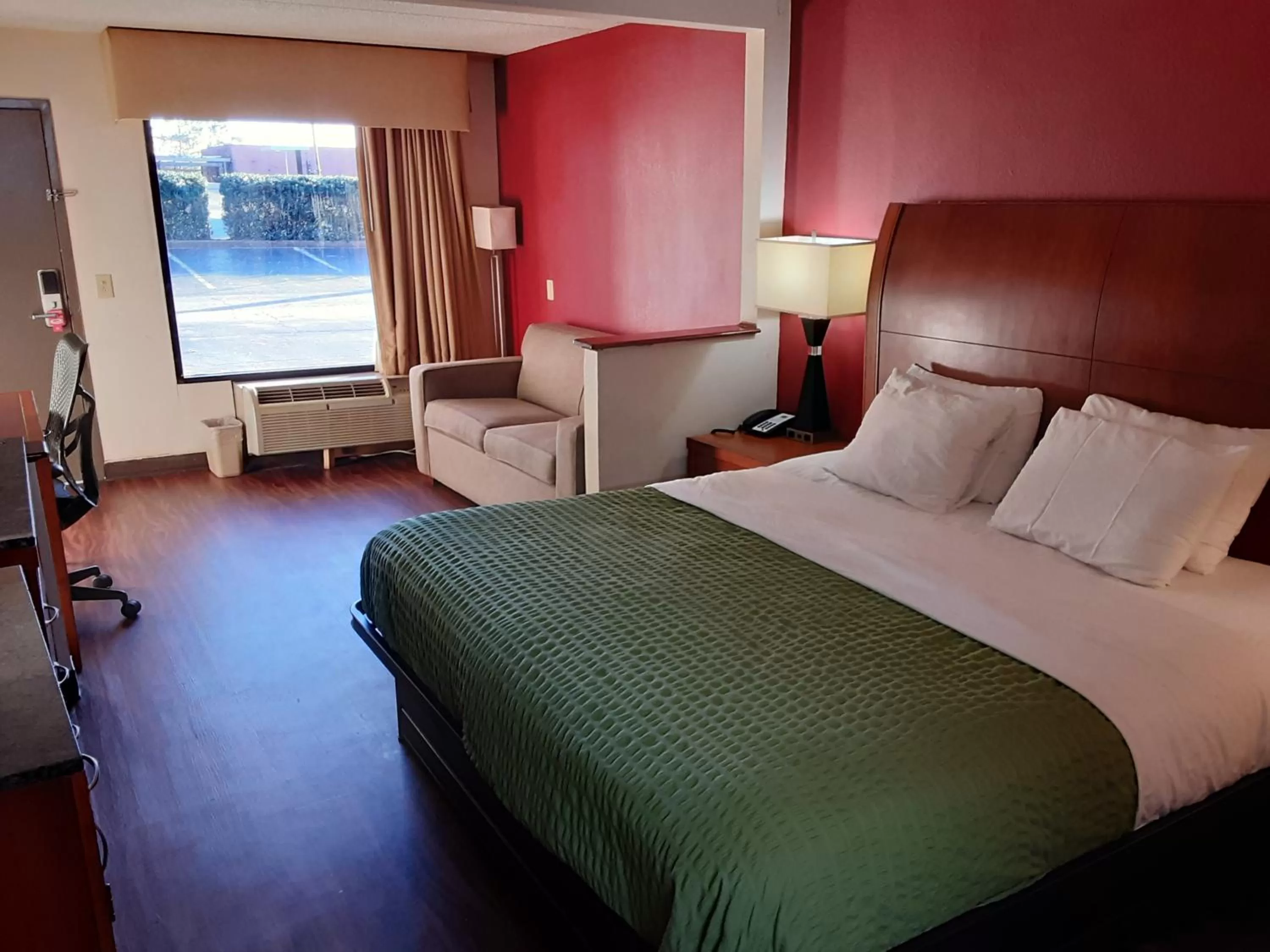 Bed in Econo Lodge Inn & Suites Griffin North