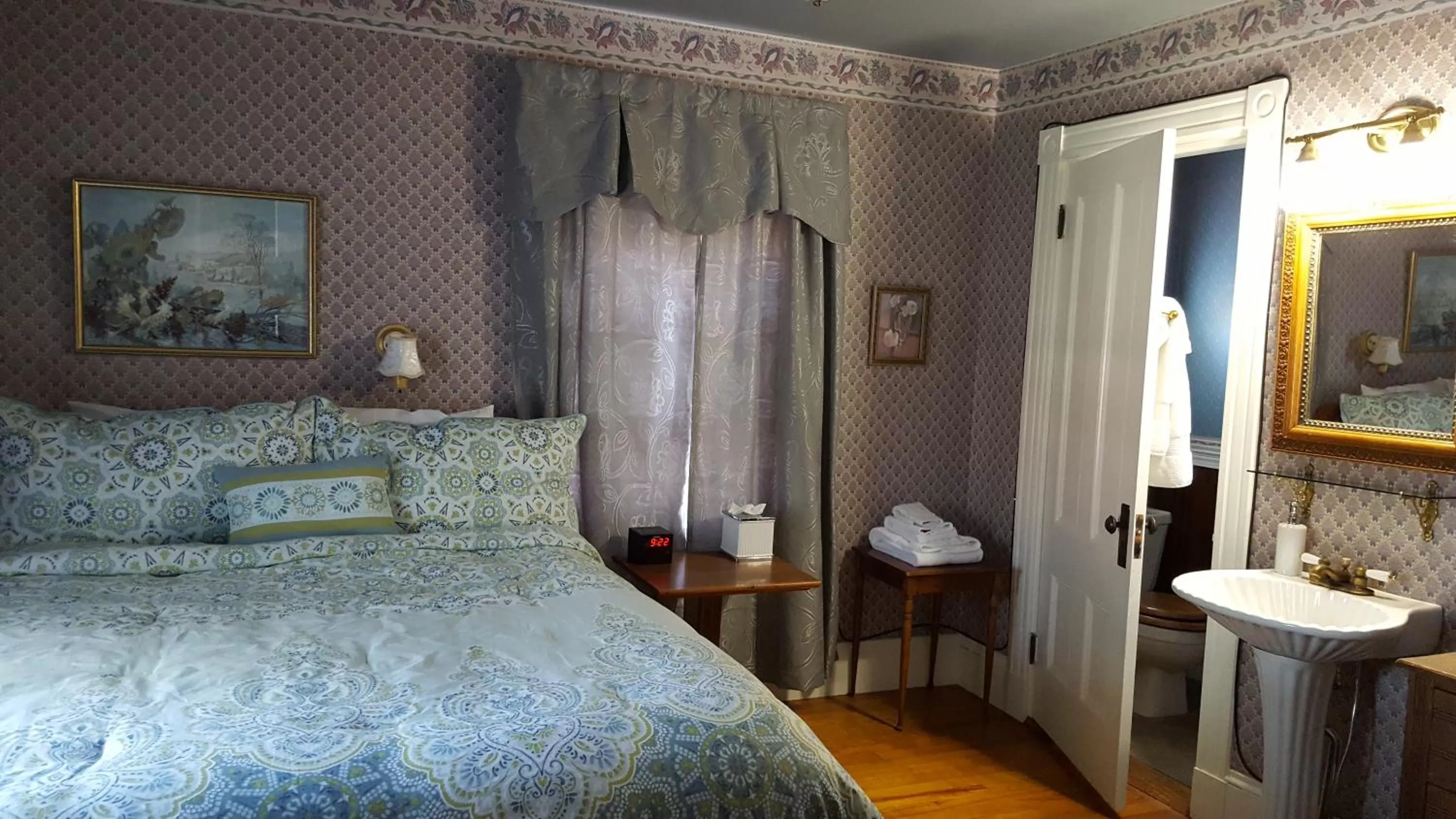 Bed in Holidae House Bed & Breakfast