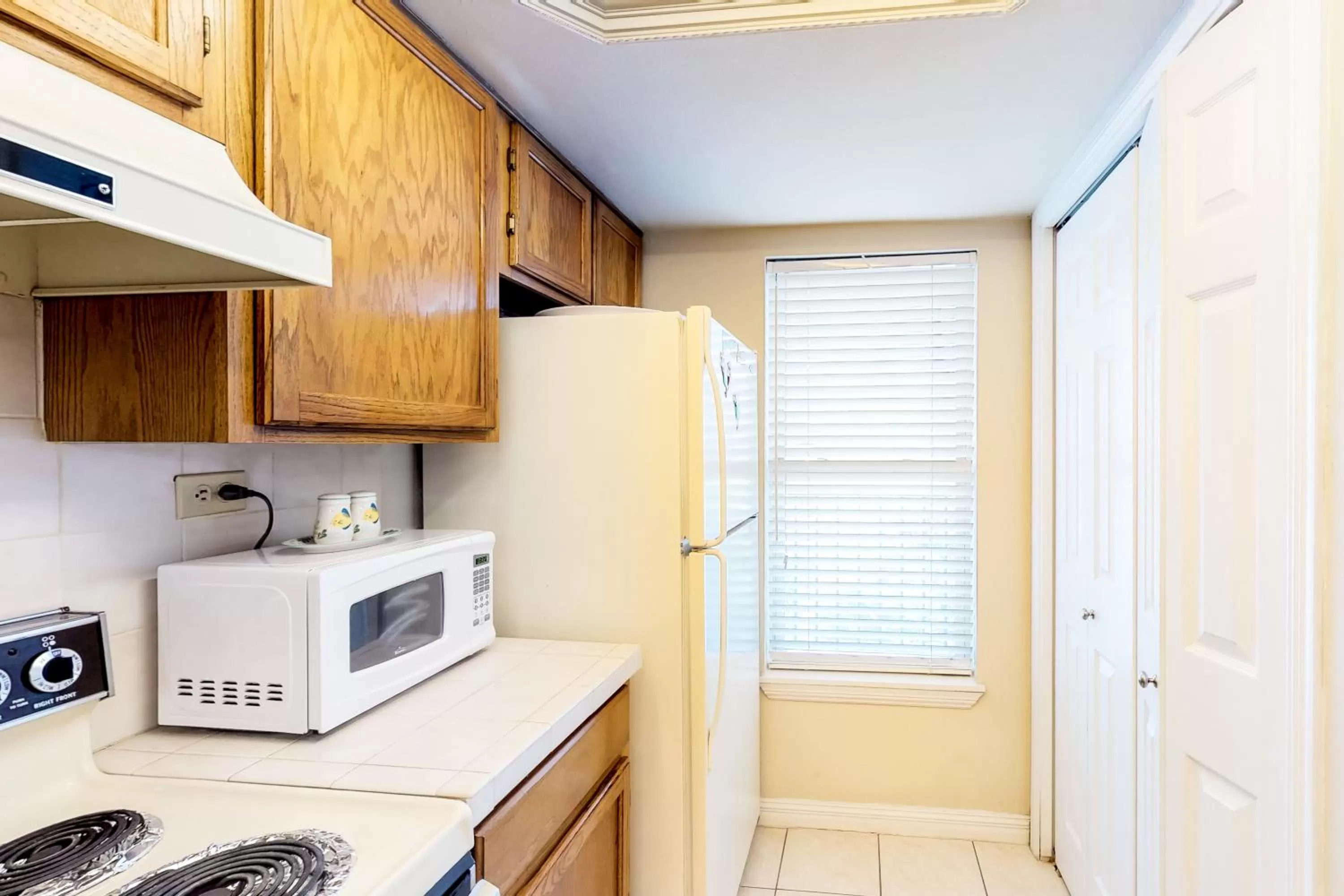 Kitchen/Kitchenette in Beachview Condominiums: Wicker Wanderer (#109)