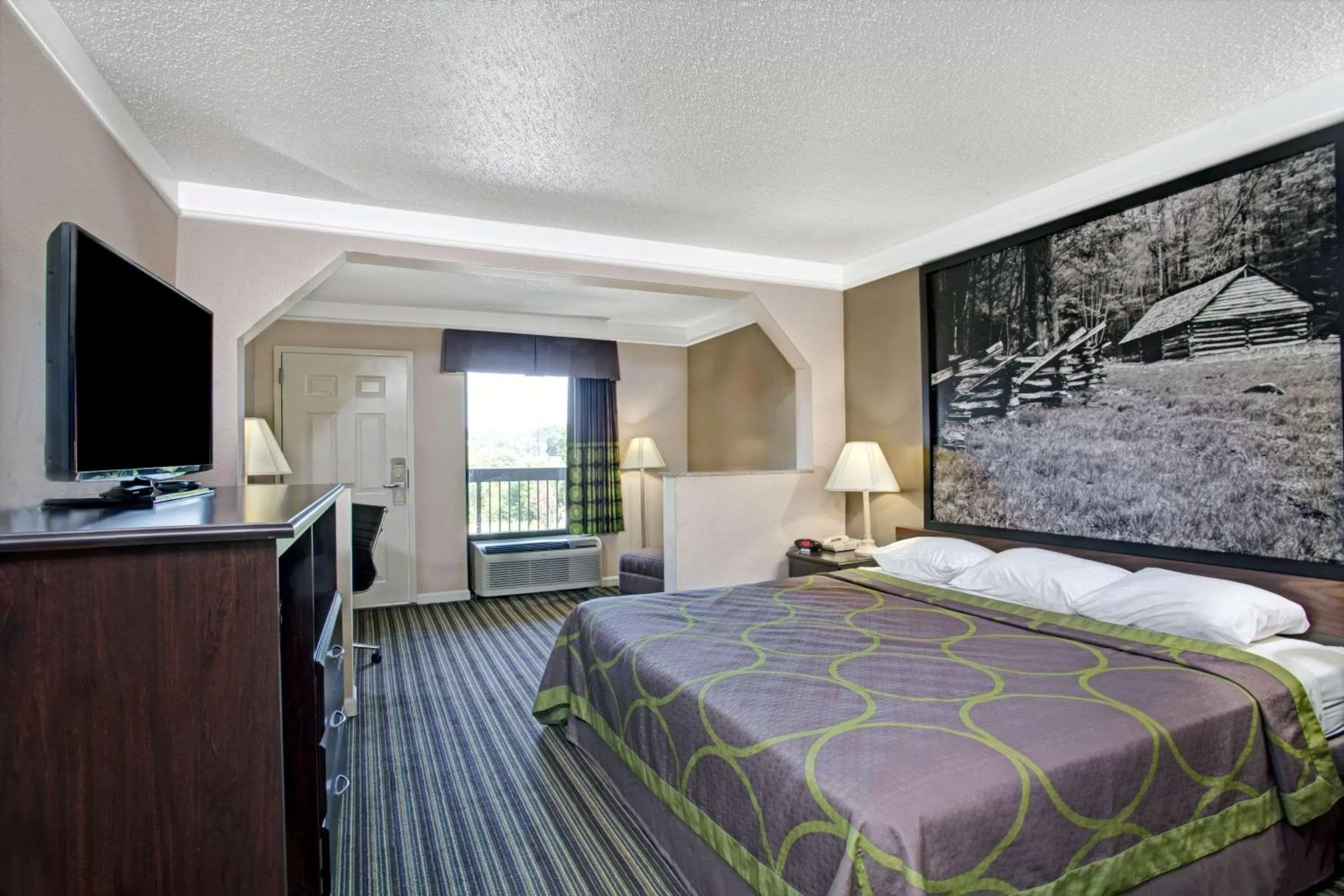 Photo of the whole room, Bed in Super 8 by Wyndham Knoxville East