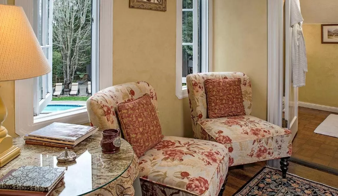 Seating area in Candlelight Inn Napa Valley