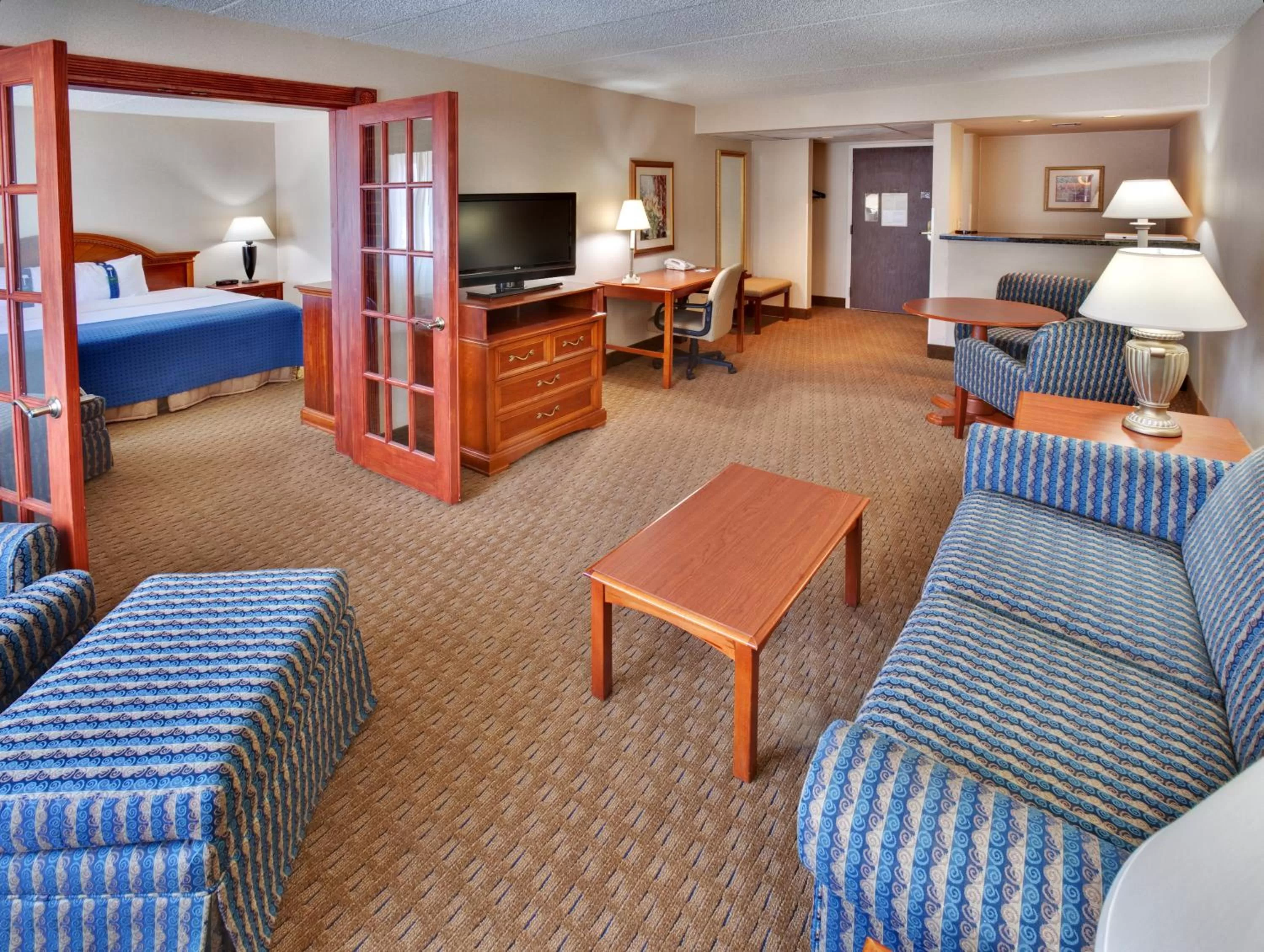 Living room, Bed in Ramada by Wyndham Midtown Grand Island