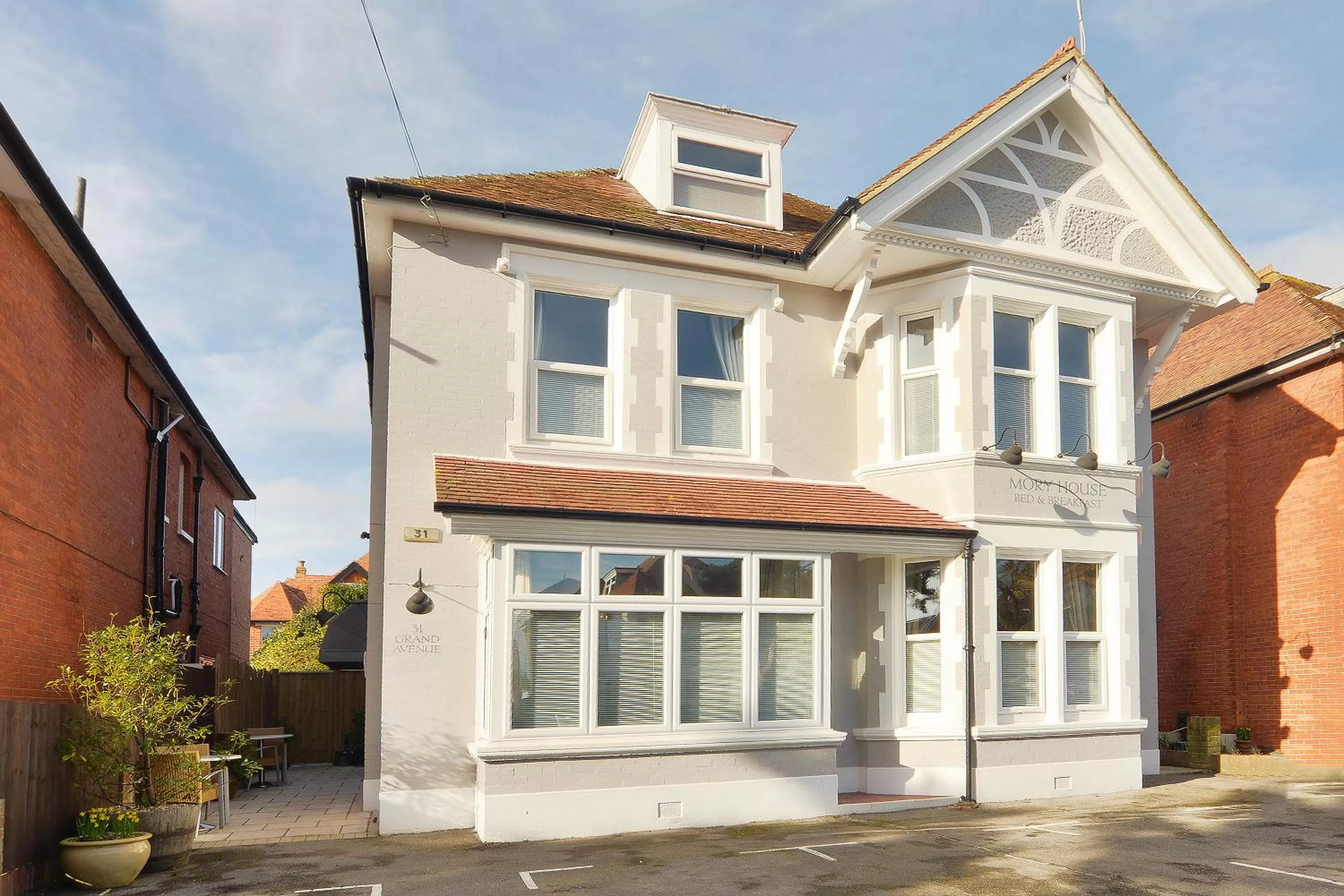 Facade/entrance in Mory House