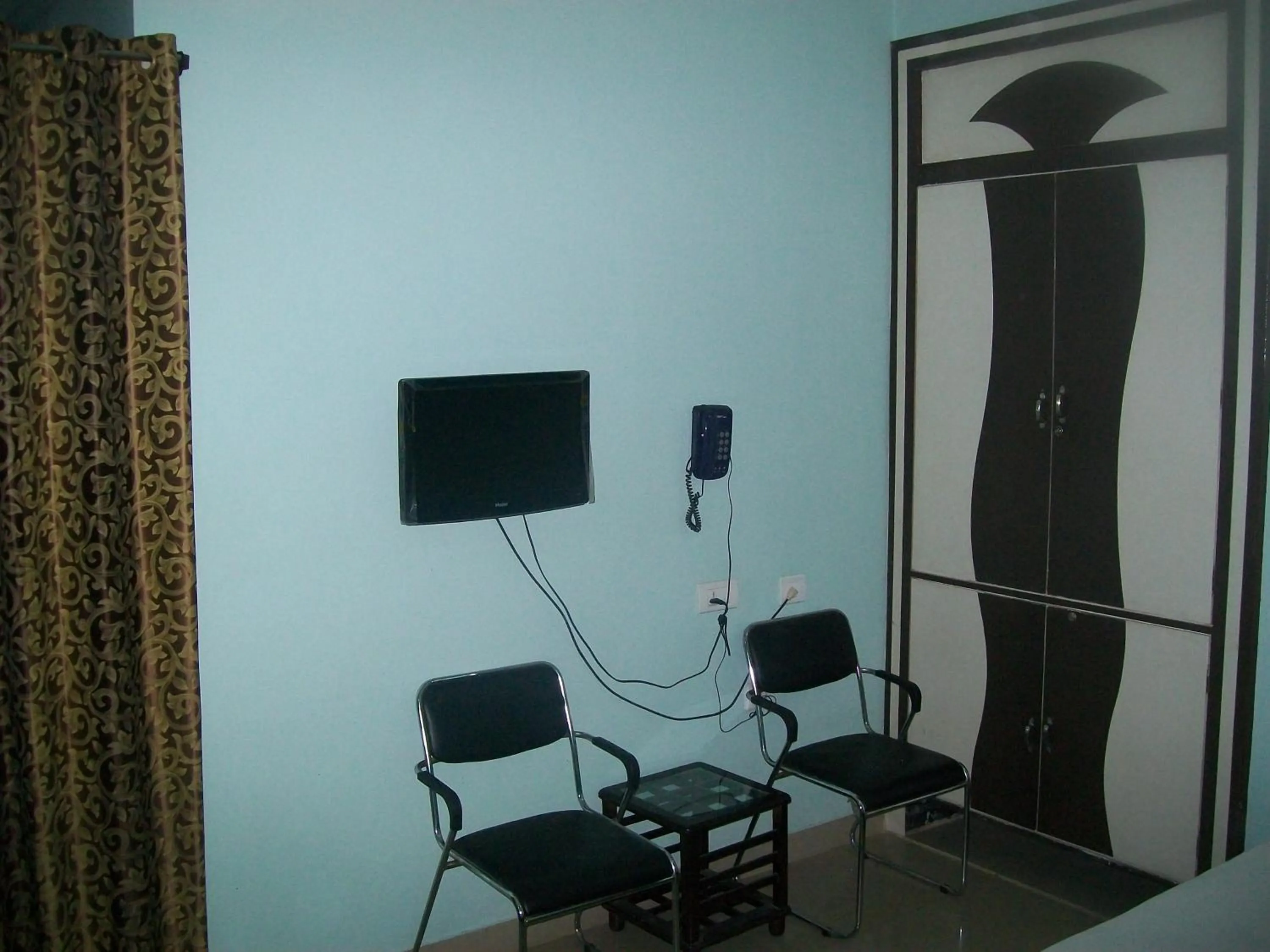 TV and multimedia in Hotel Viraat Inn