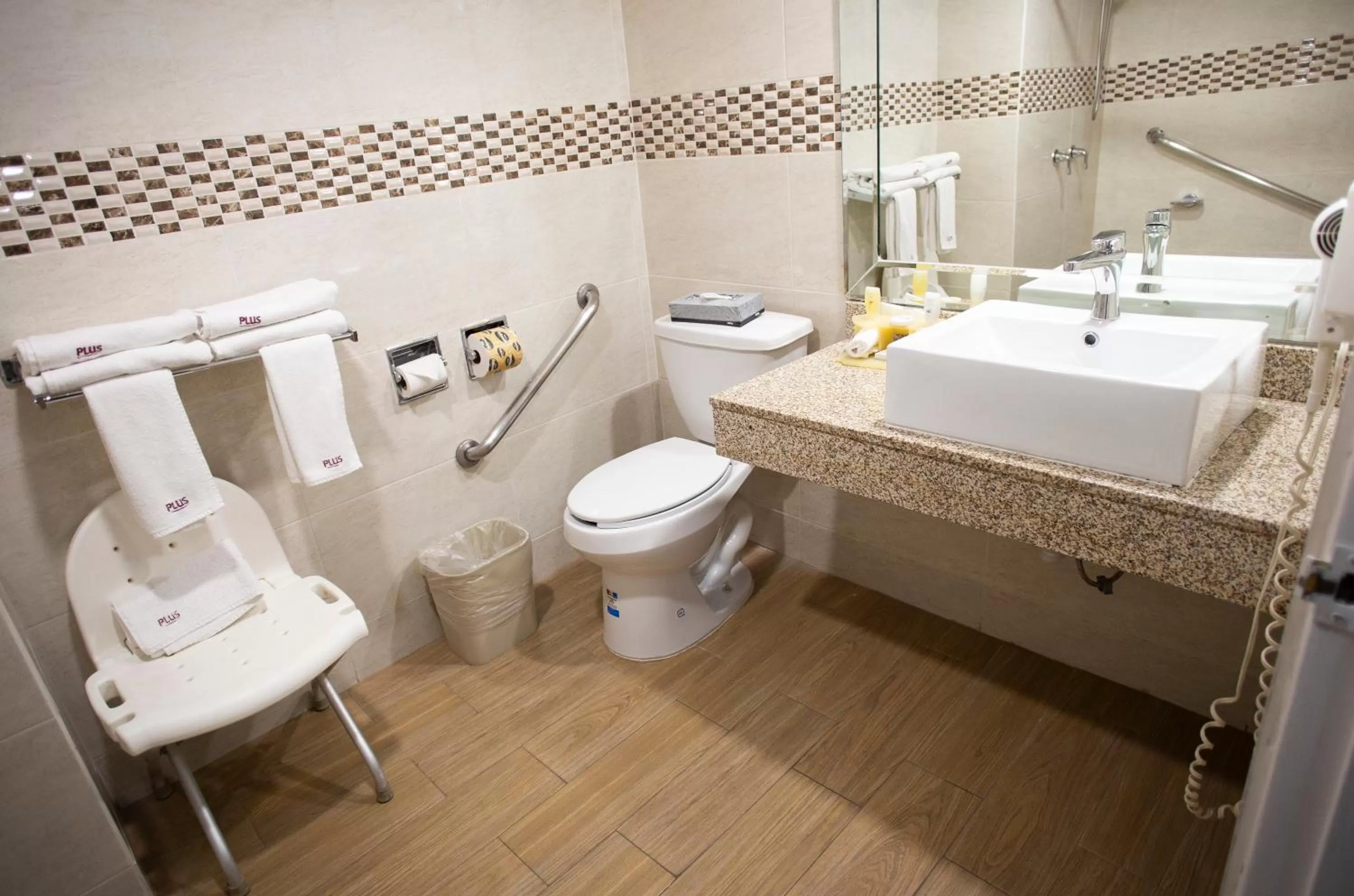 Shower in Best Western PLUS Monterrey Colón