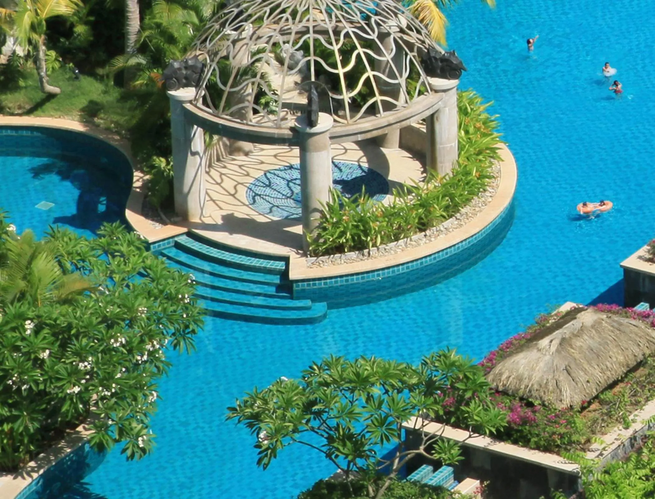 Swimming pool in Howard Johnson Resort Sanya Bay