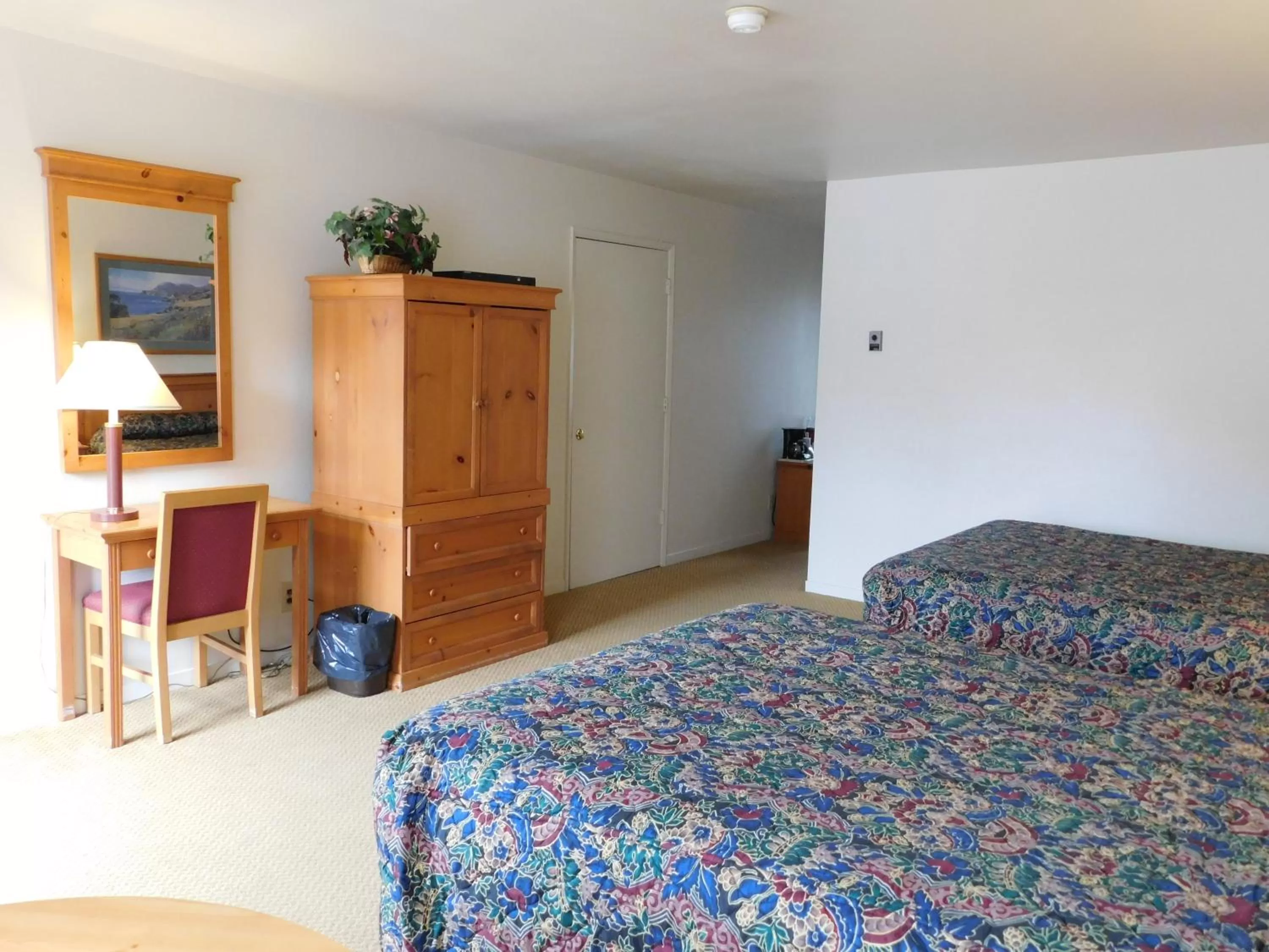 Bed in Pacific Gardens Inn