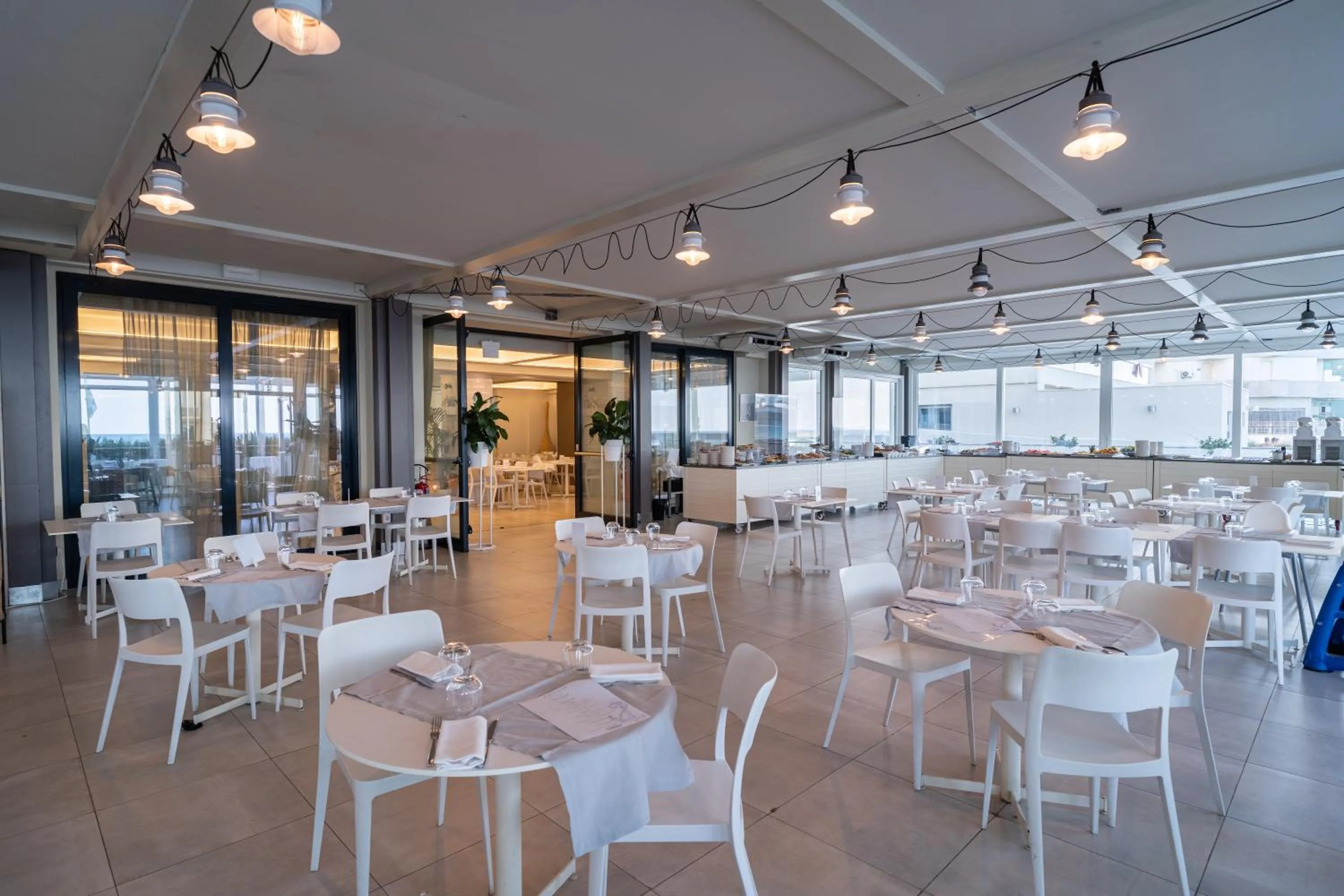 Restaurant/places to eat in Nautilus Family Hotel