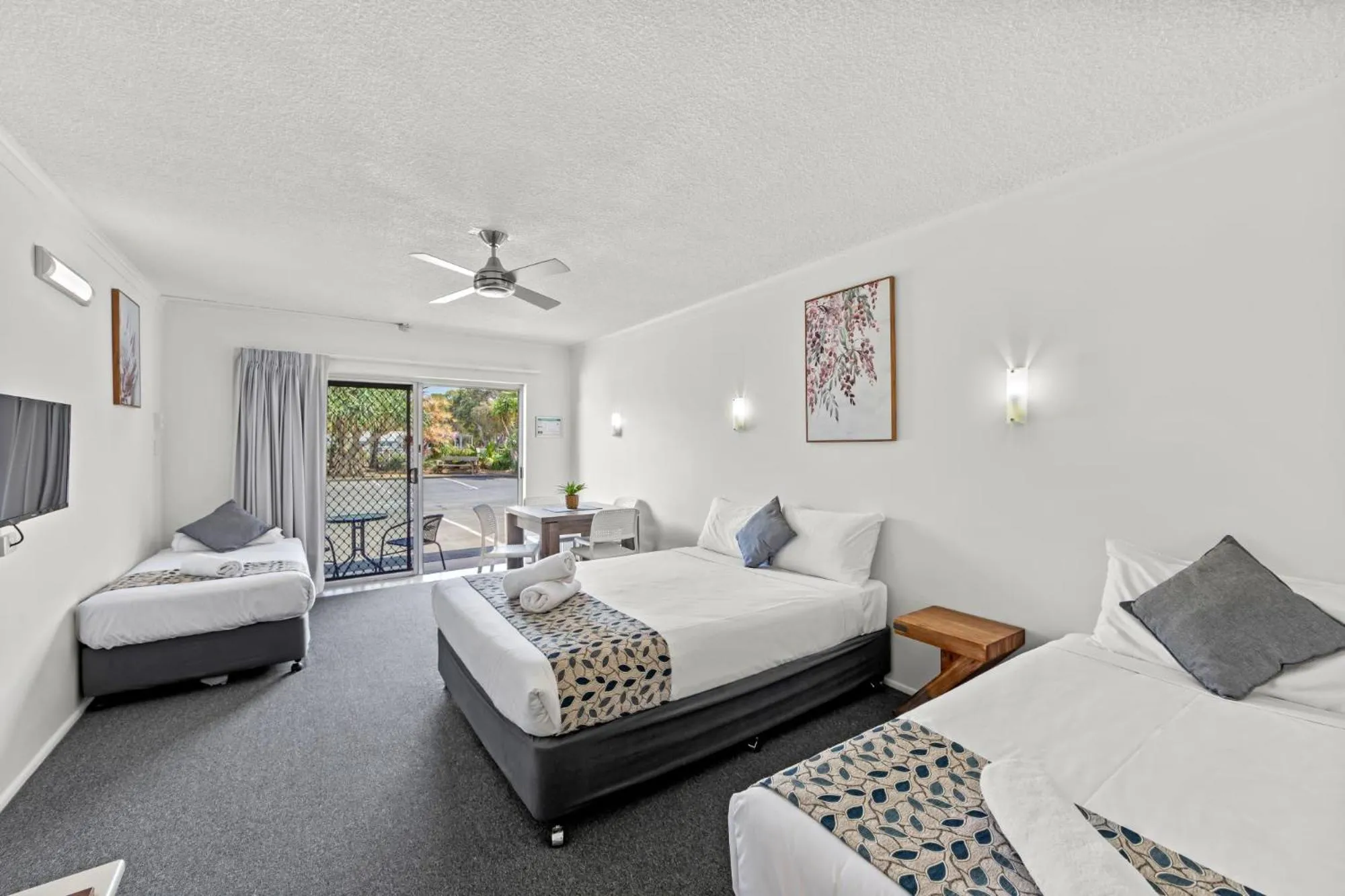 Bed in Pottsville Beach Motel