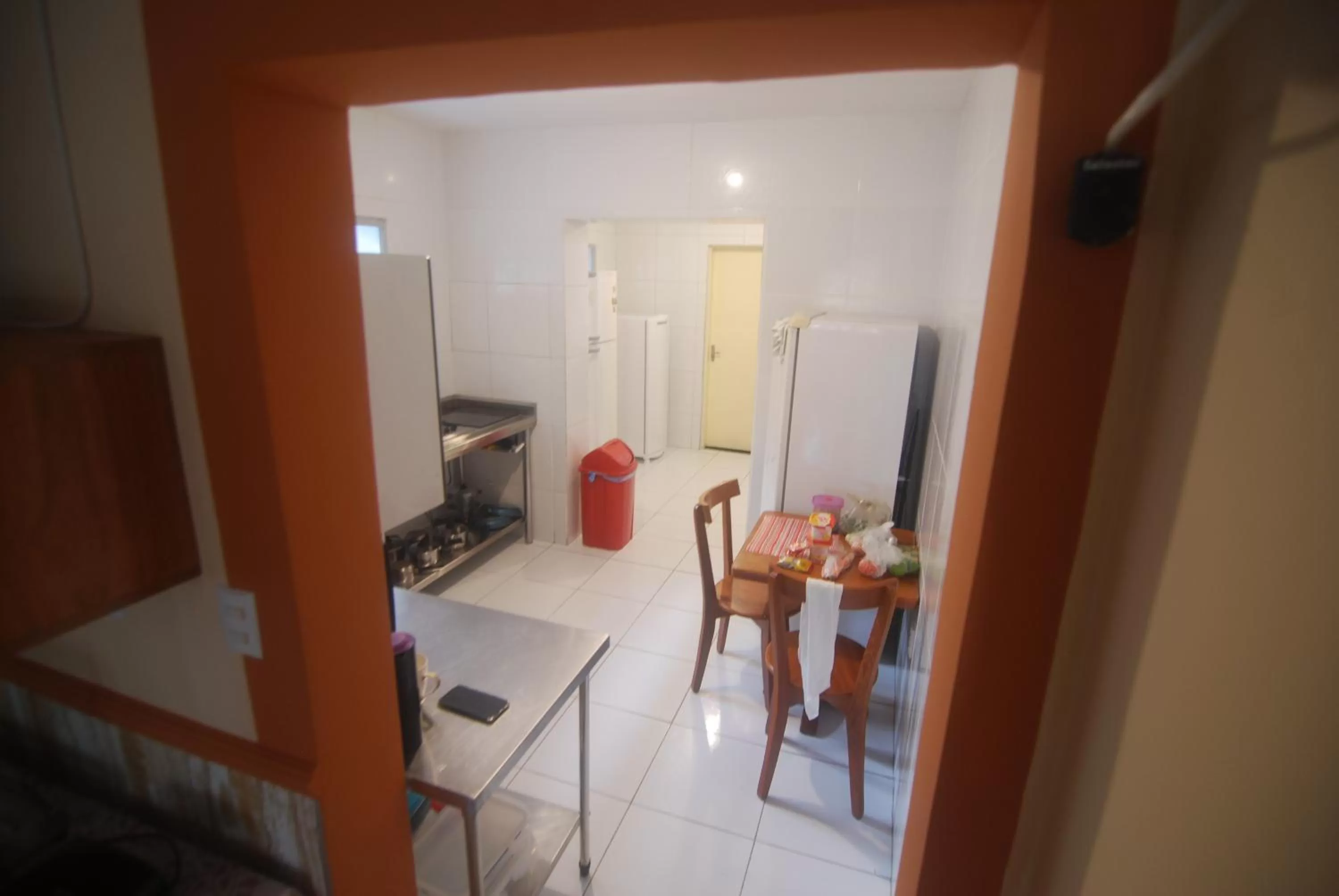 Communal kitchen, TV/Entertainment Center in Refúgio Pousada Fortaleza