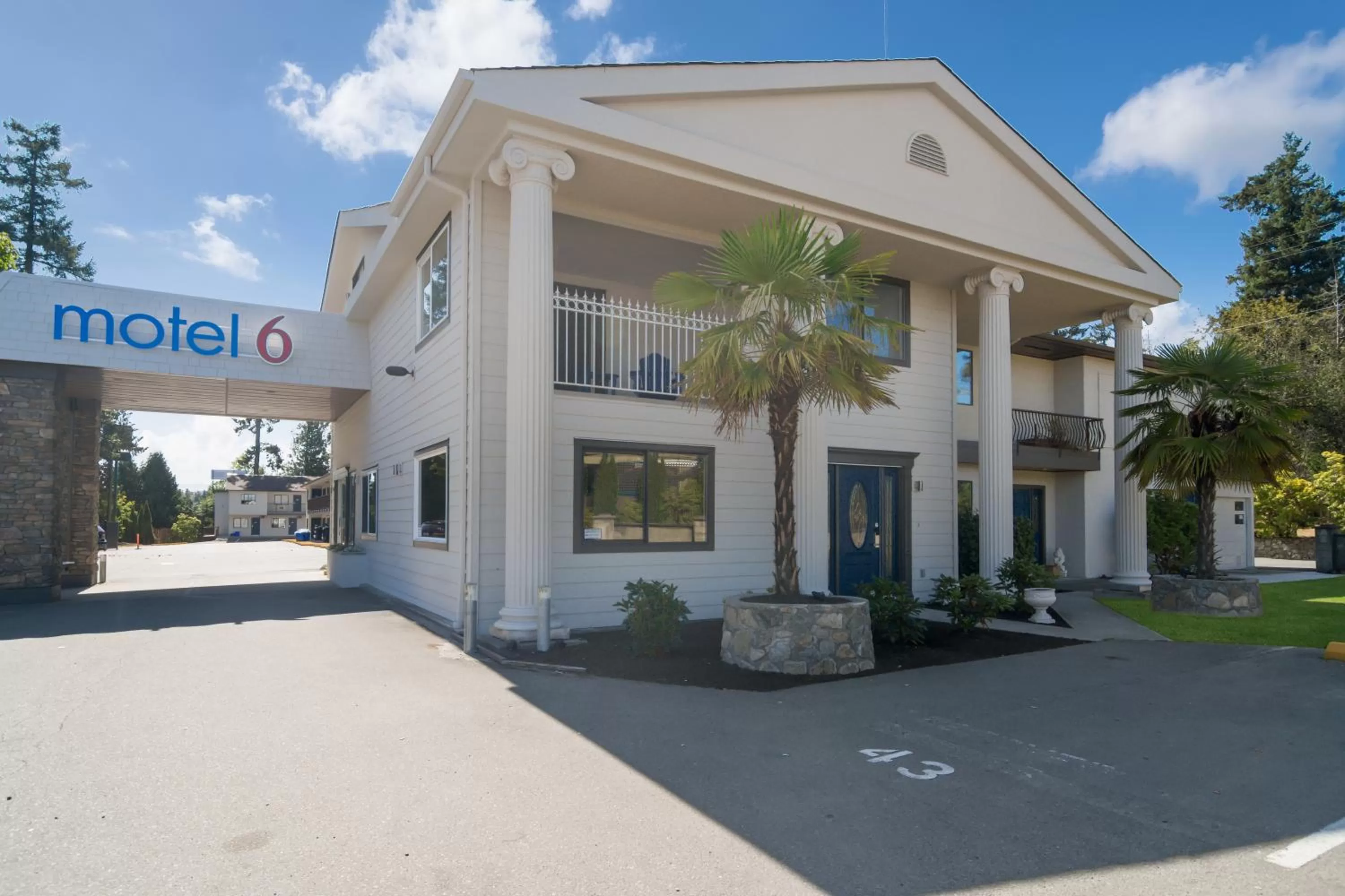 Property building in Motel 6-Saanichton, BC - Victoria Airport