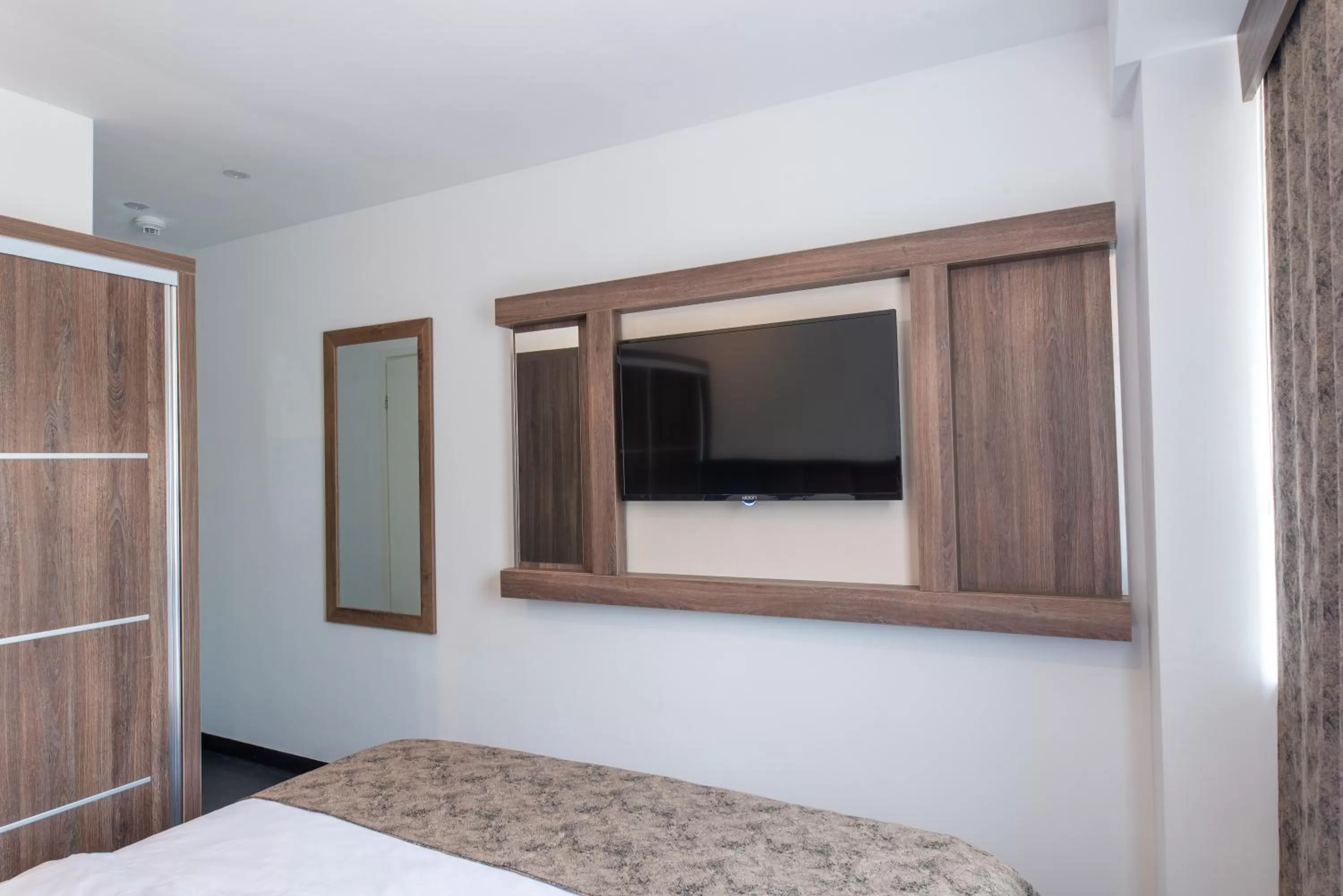 TV and multimedia, Bed in Hotel Cataleya