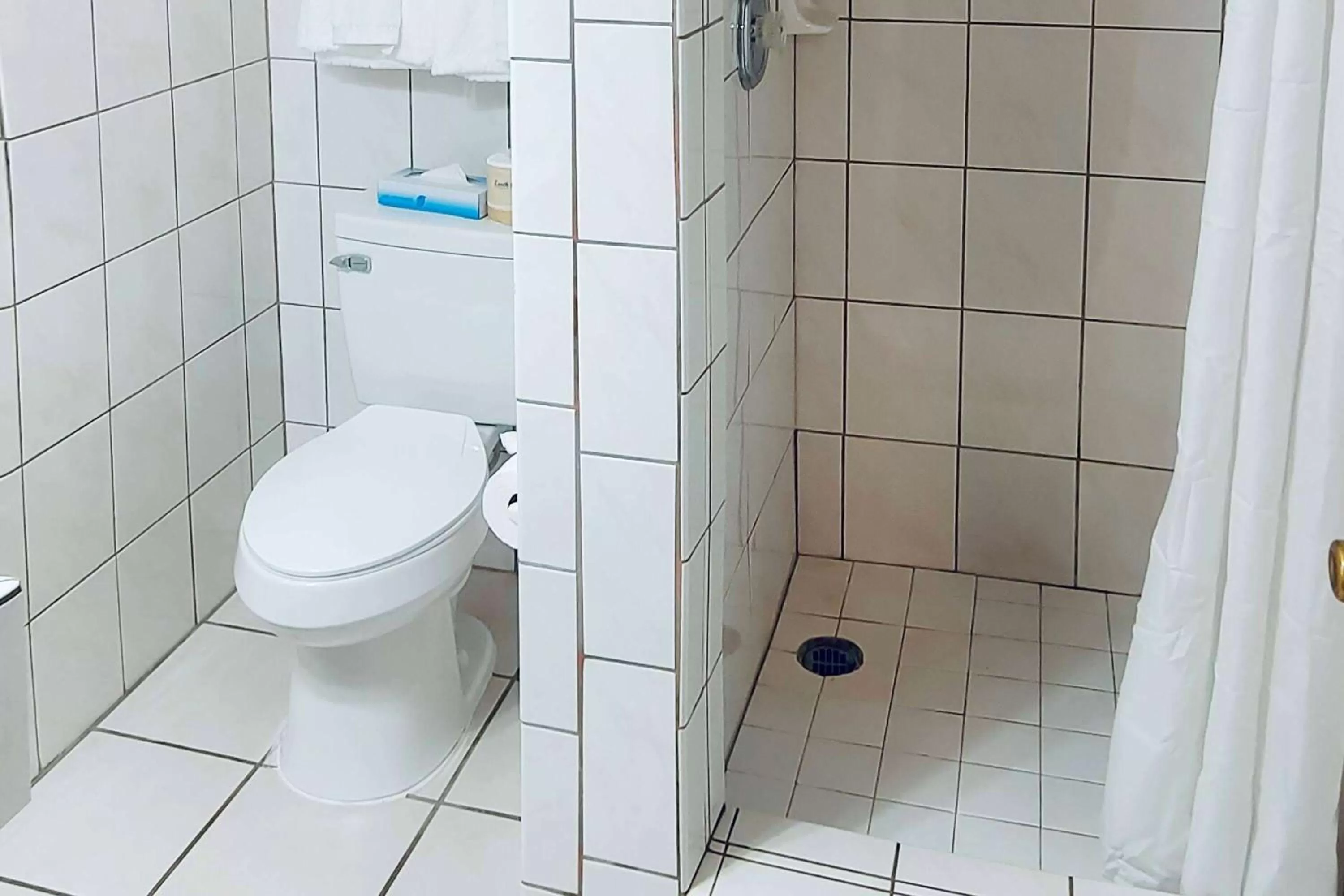 TV and multimedia in Oceanside Inn & Suites, a Days Inn by Wyndham