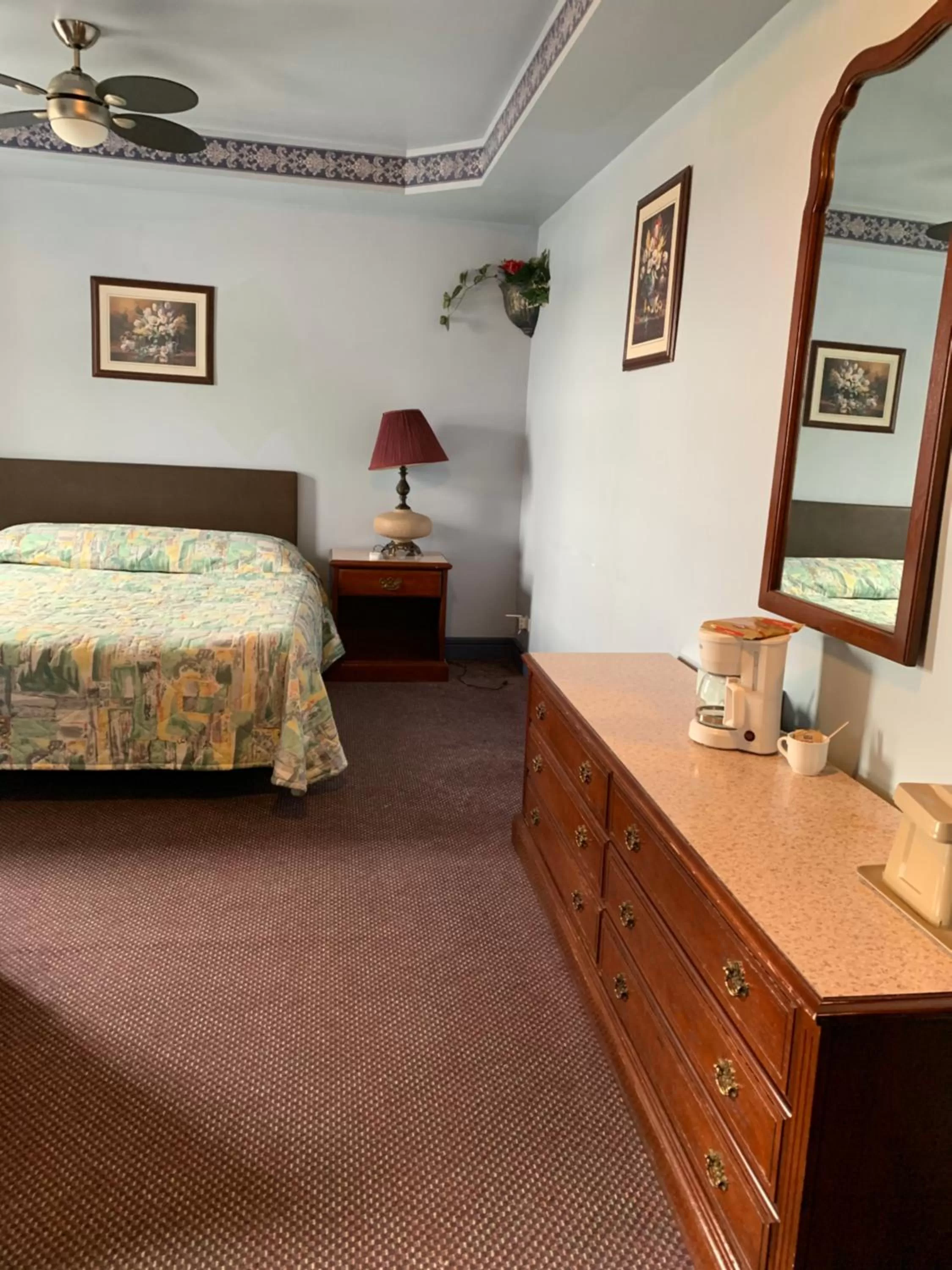 Bed in Lakeview Hotel