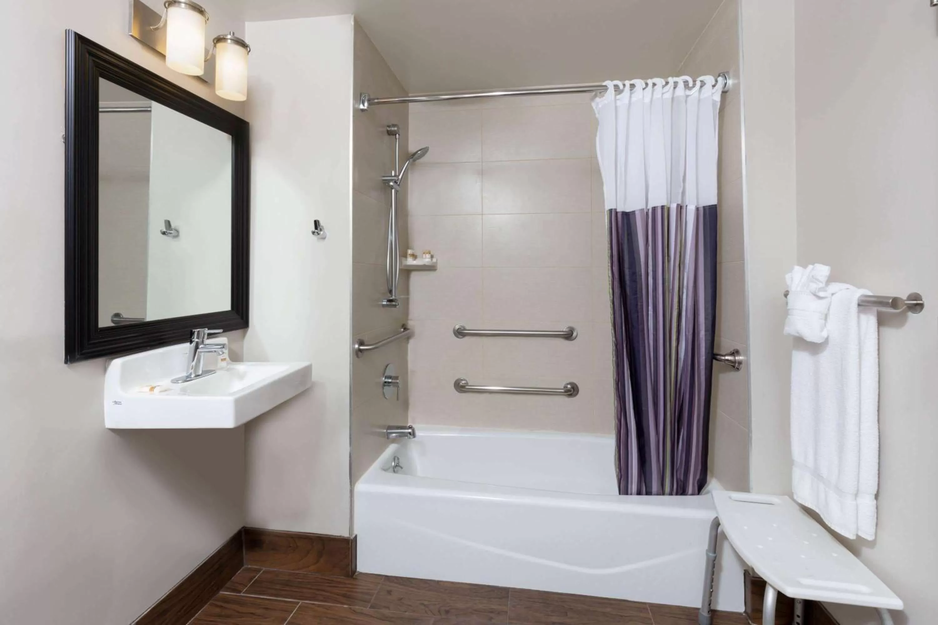 Bathroom in La Quinta by Wyndham New York City Central Park
