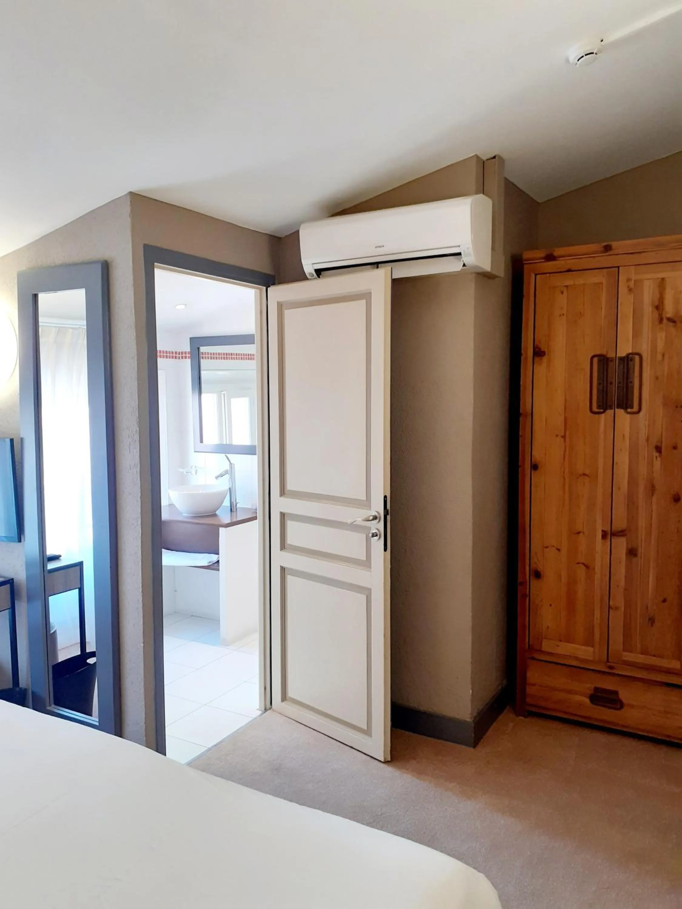 Bedroom, Bed in Hôtel La Villa Tosca