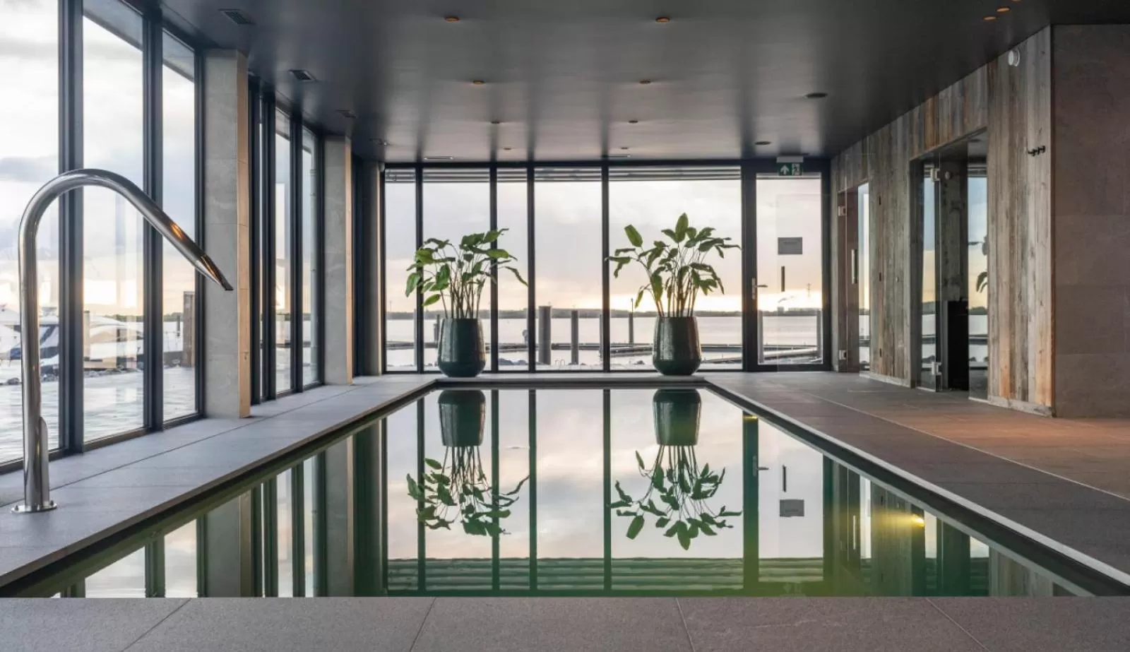 Swimming Pool in Waterrijk Oesterdam Hotel