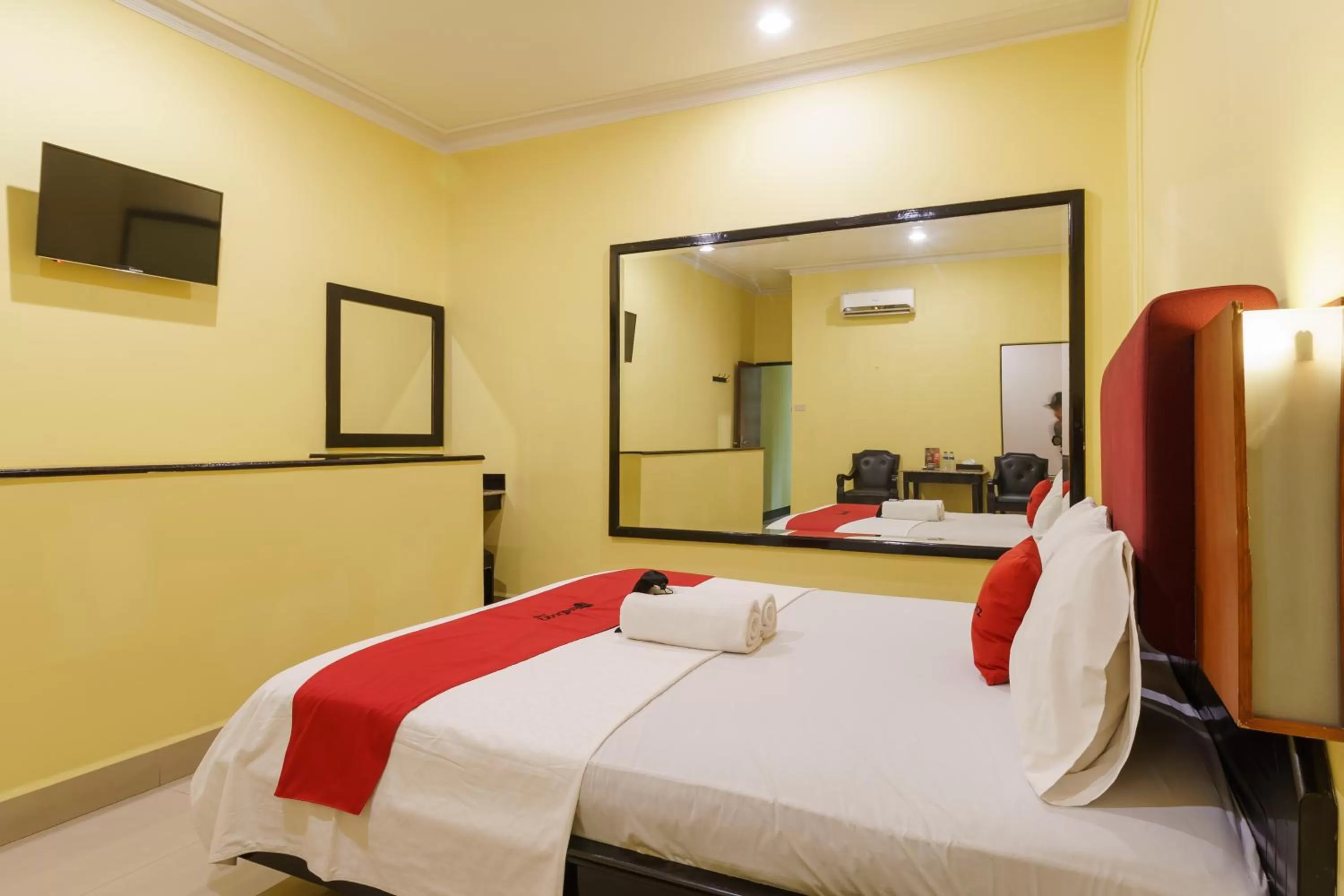 Bedroom, Bed in RedDoorz Plus near Ancol