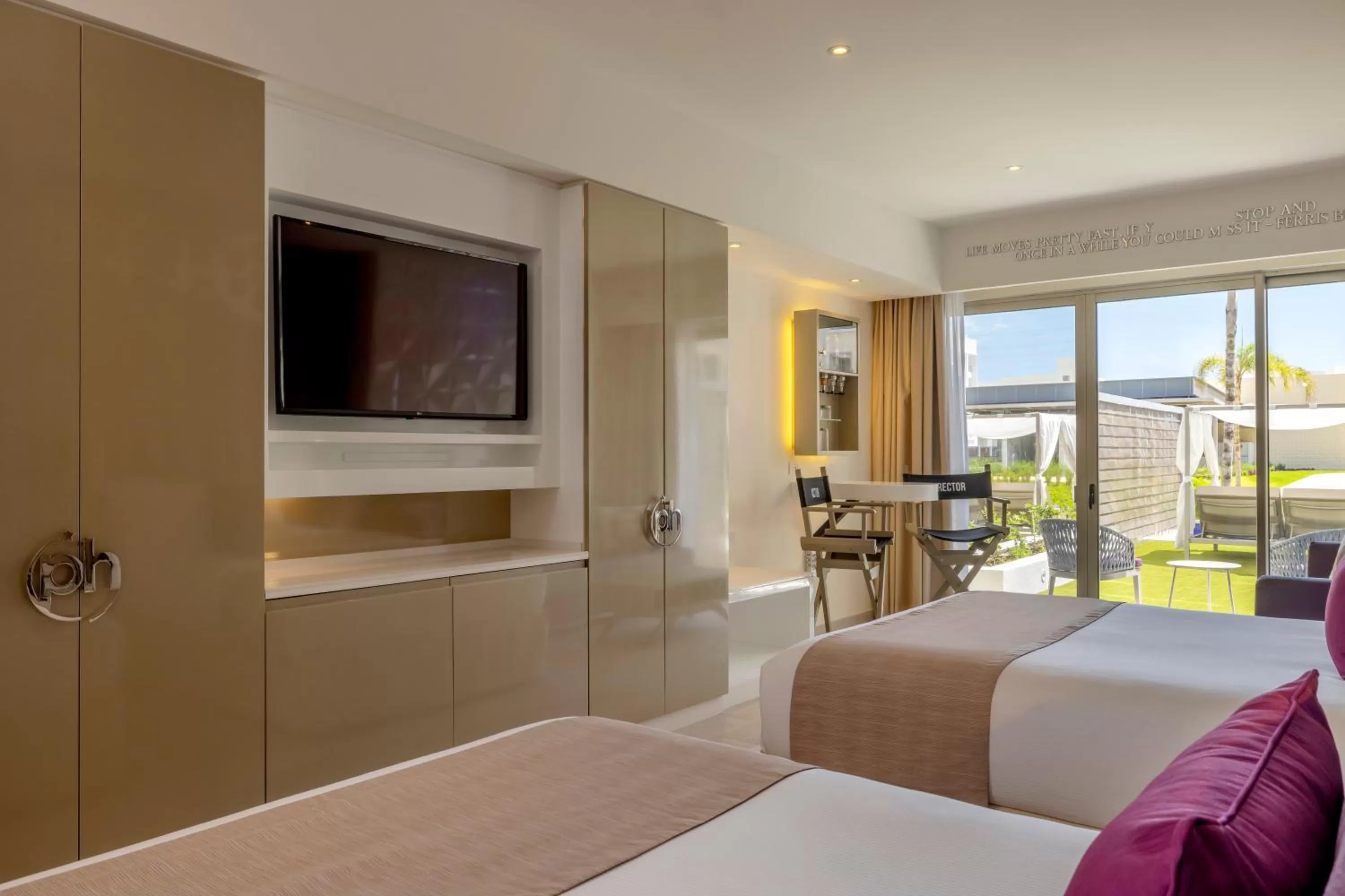 Photo of the whole room, Bed in Planet Hollywood Cancun by Royalton, An Autograph Collection All-Inclusive Resort