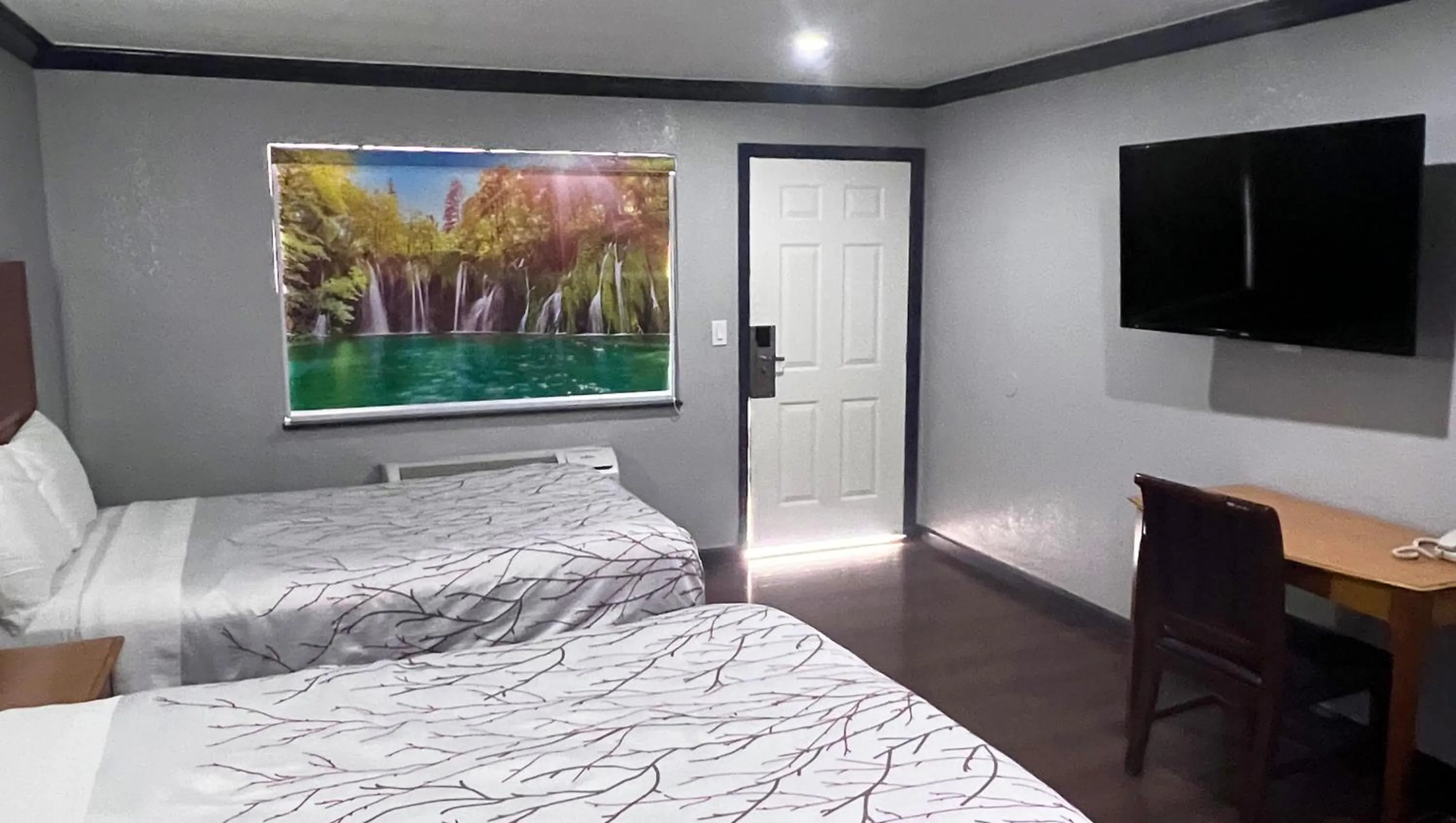 Photo of the whole room, Bed in Anchorage Inn Lakeport