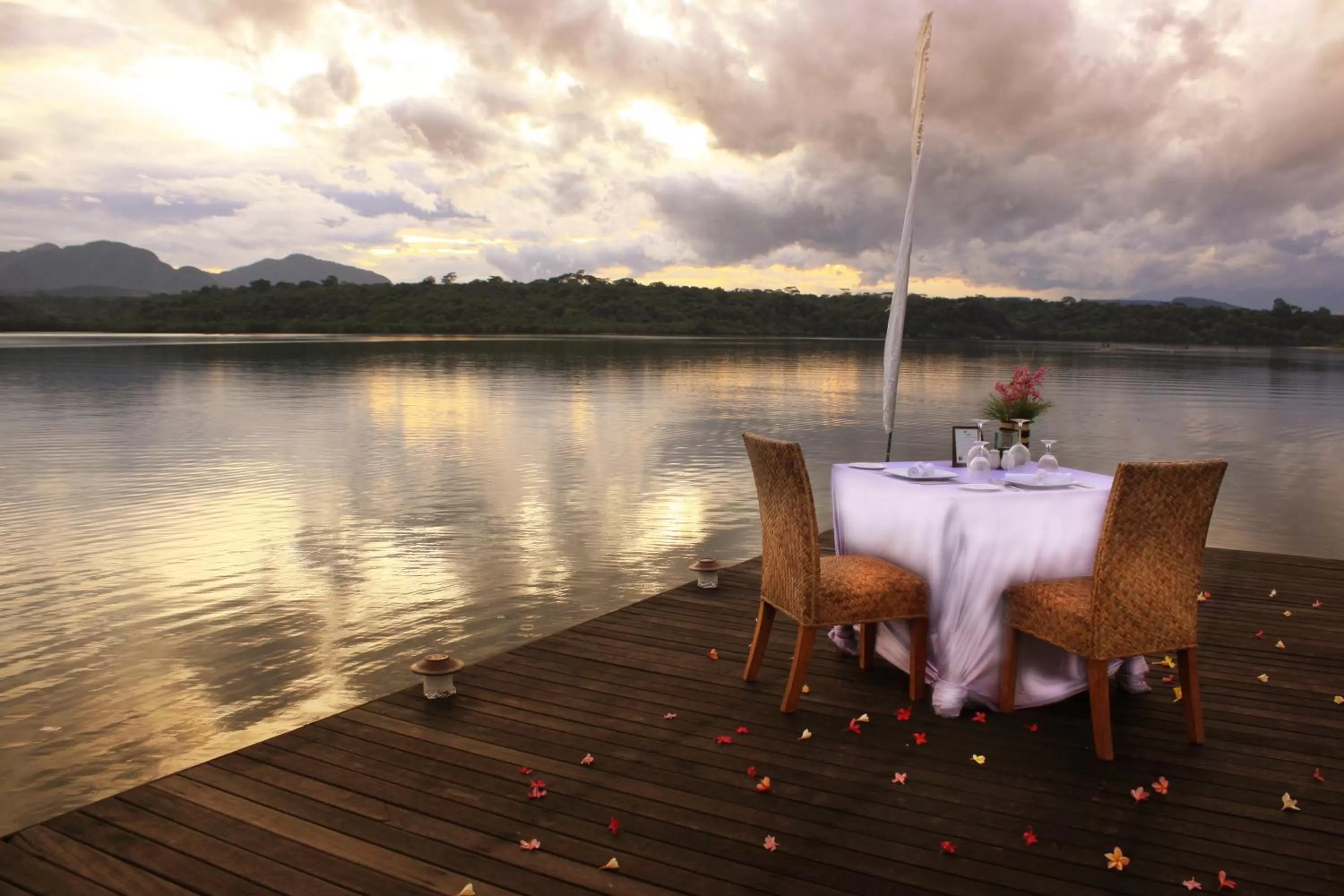 Restaurant/places to eat in Naya Gawana Resort & Spa