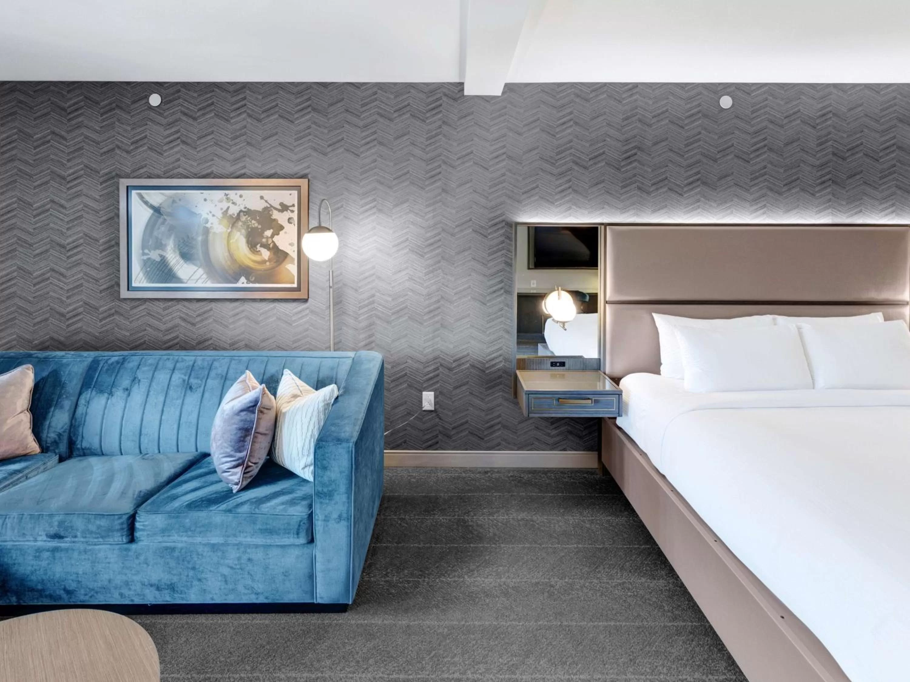 Living room, Bed in Tulsa Club Hotel Curio Collection By Hilton