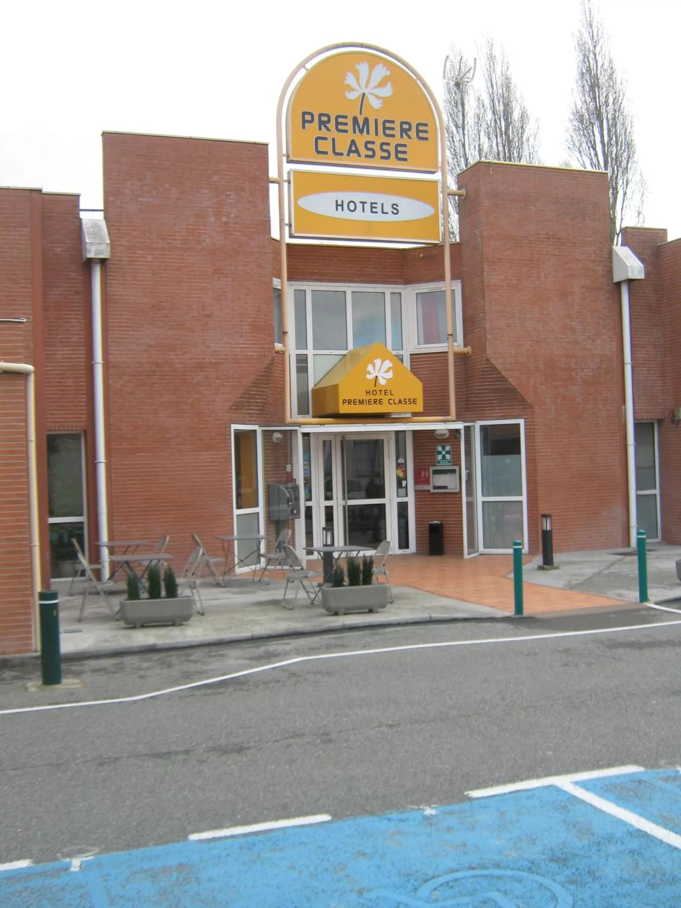 Facade/entrance in Premiere Classe Toulouse Sud Labege