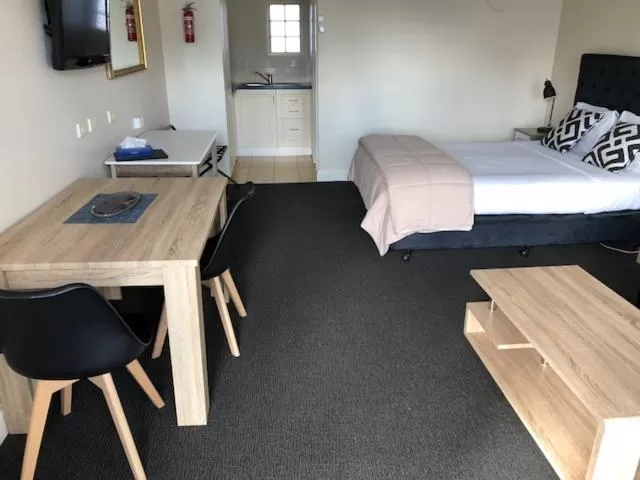 Bed in Ashmont Motel and Apartments