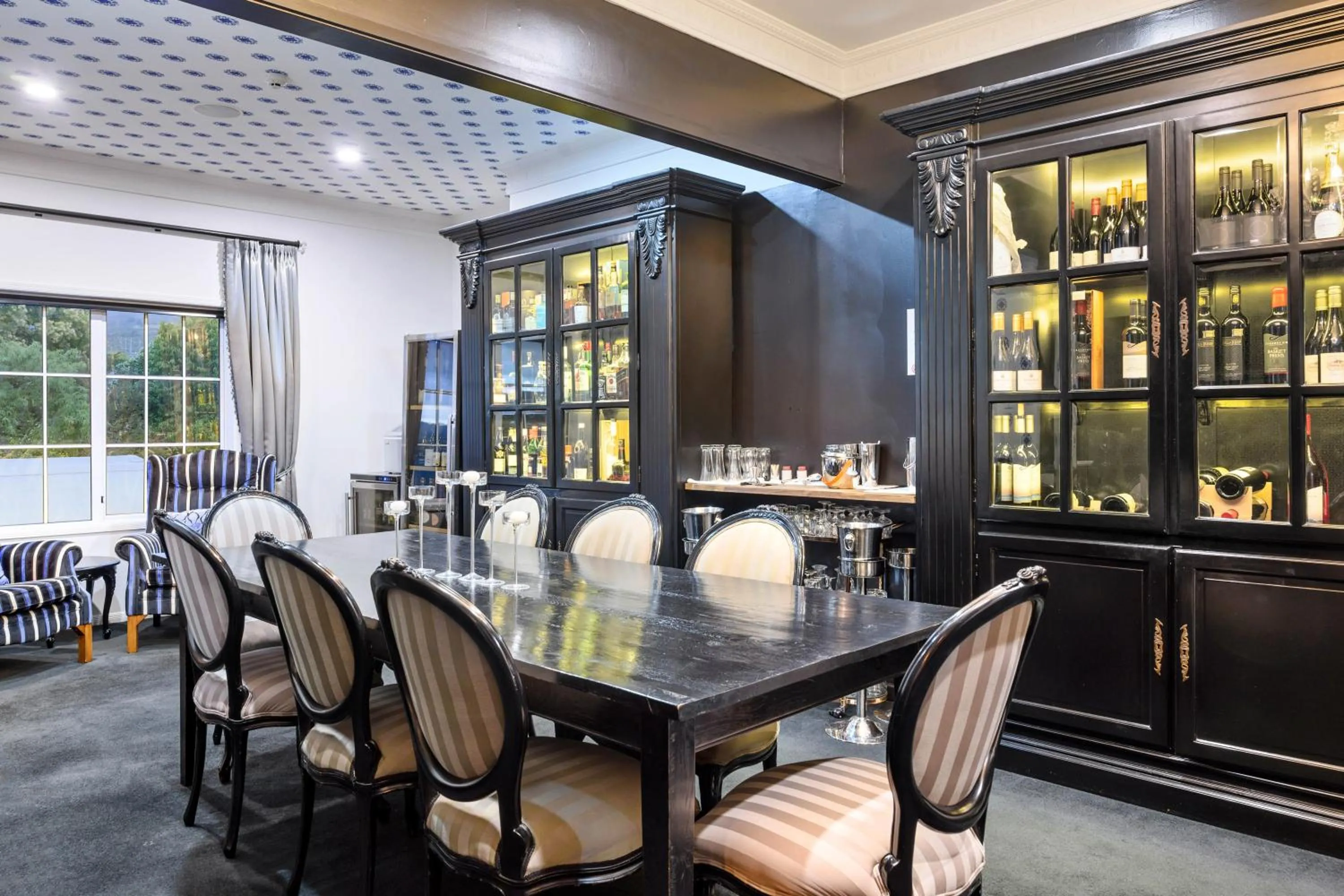 Lounge or bar in Black Swan Lakeside Boutique Hotel