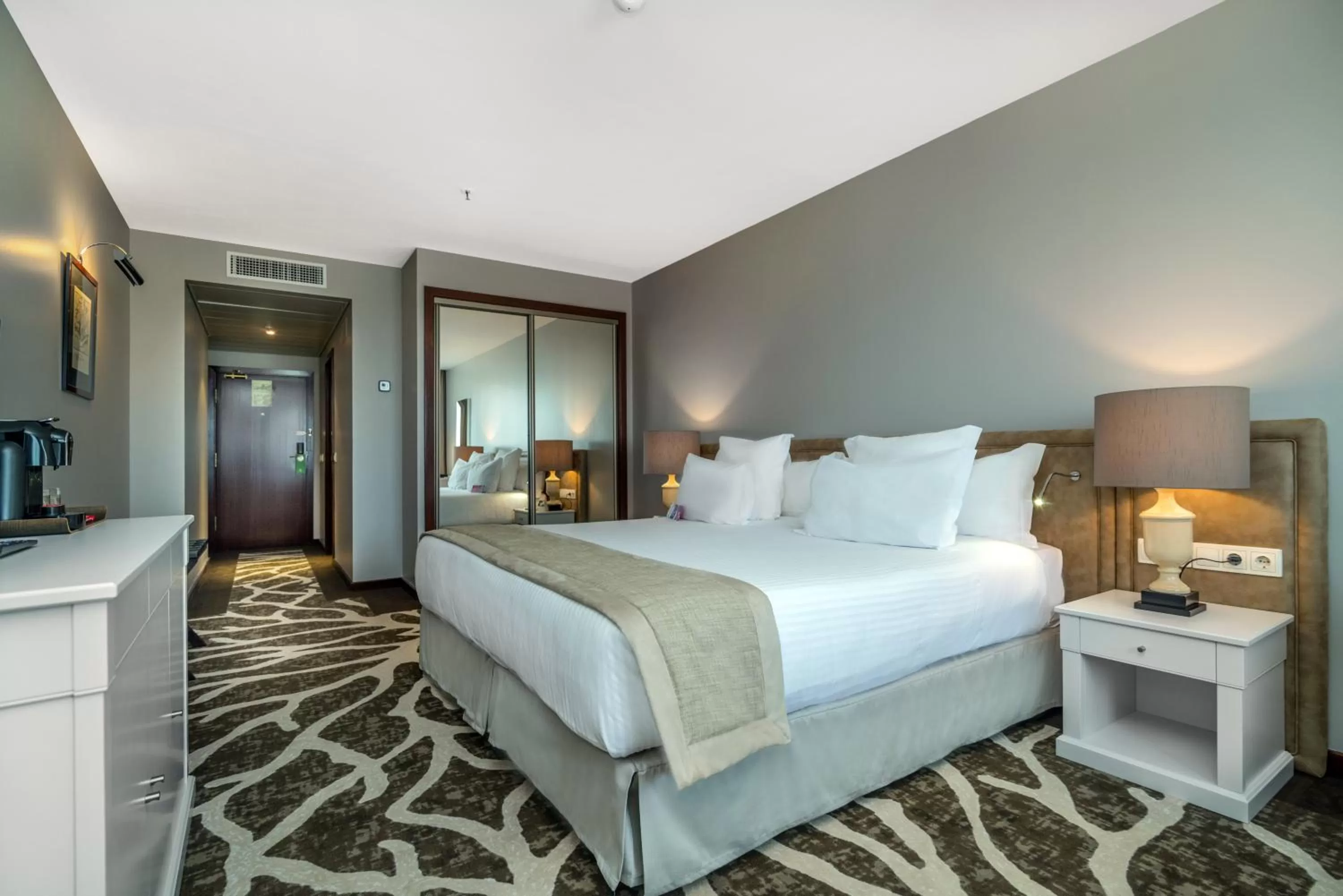 Photo of the whole room, Bed in Holiday Inn Porto Gaia by IHG