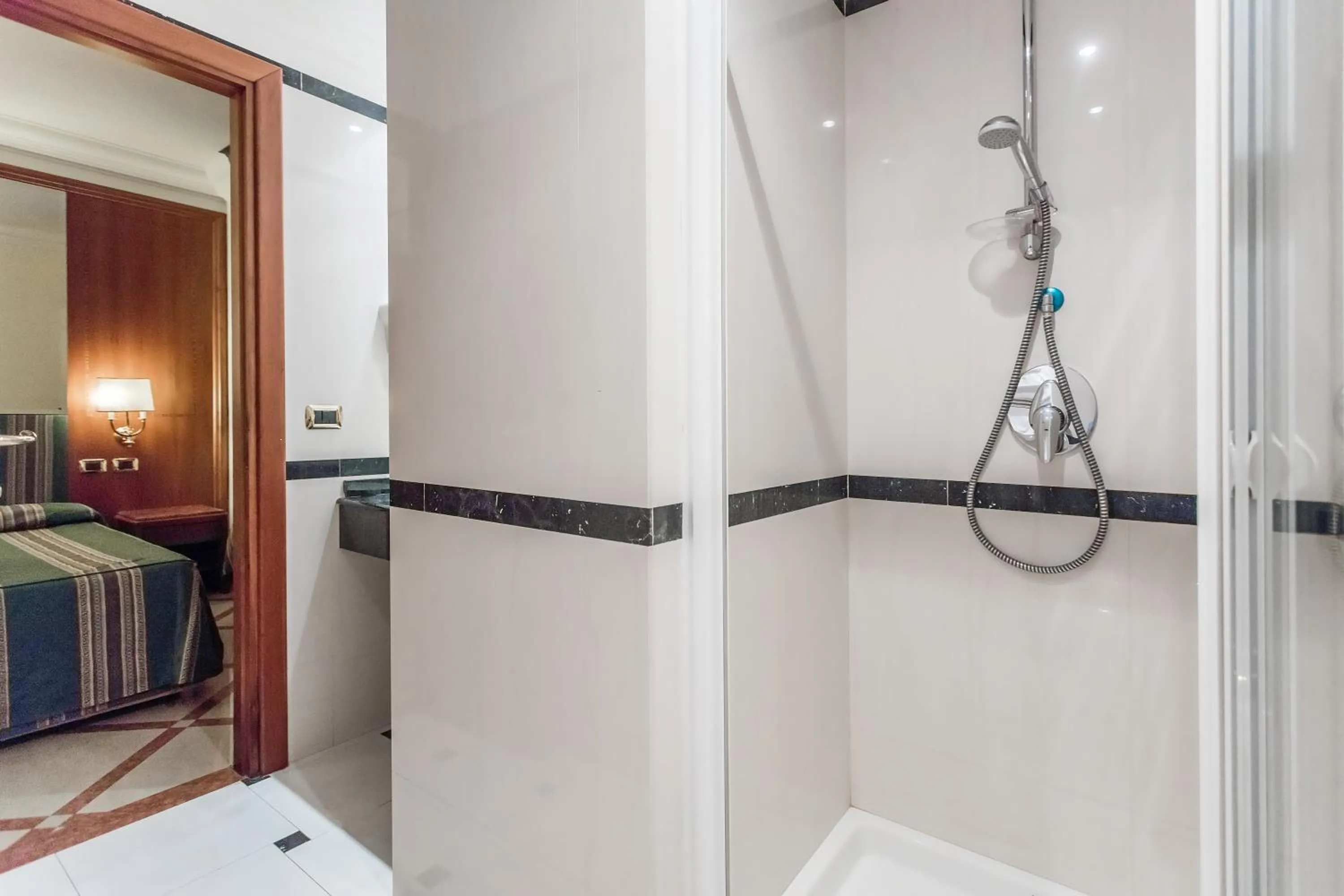 Bathroom in Raeli Hotel Regio