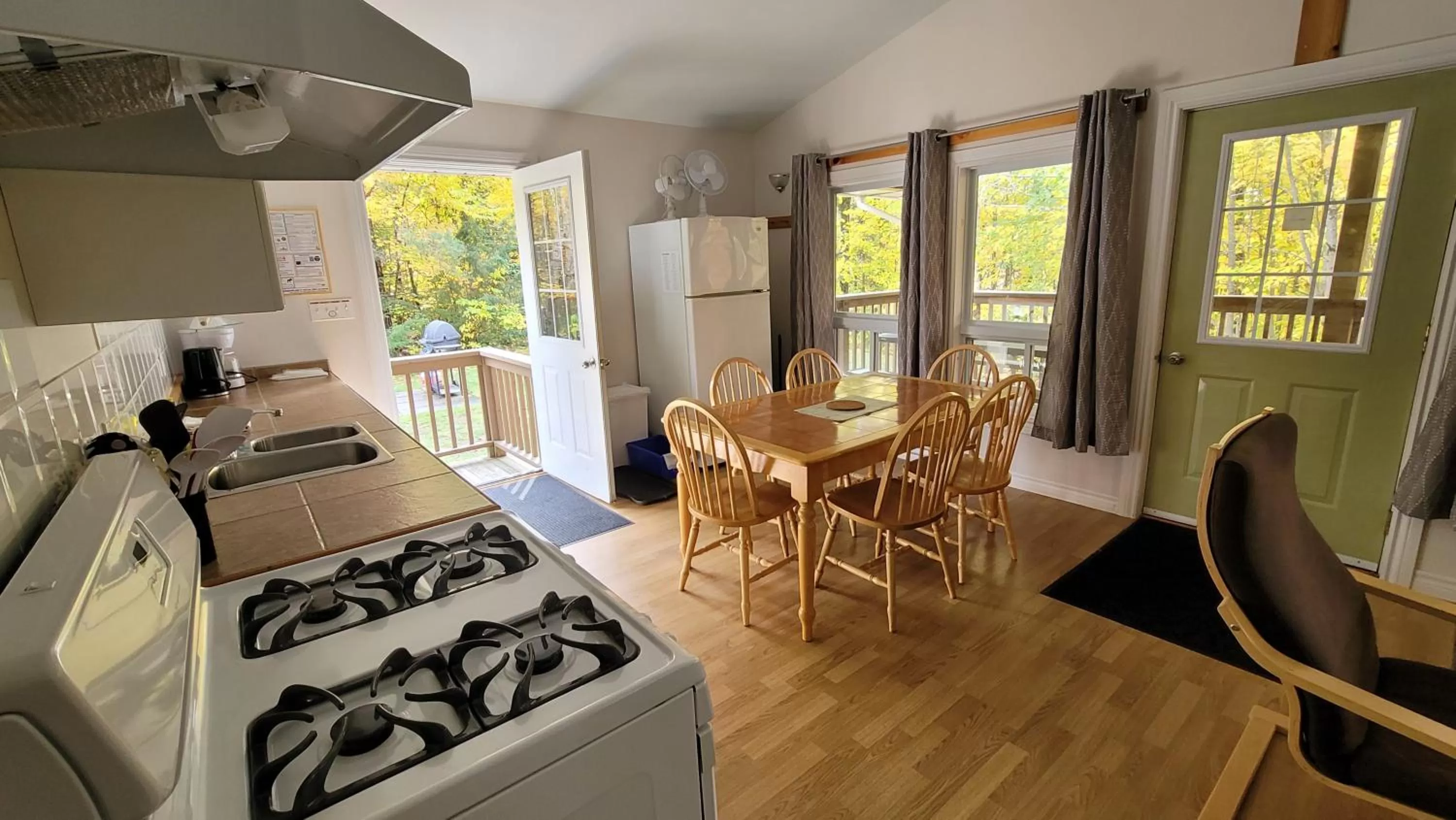 Dining area in Parkway Cottage Resort and Trading Post