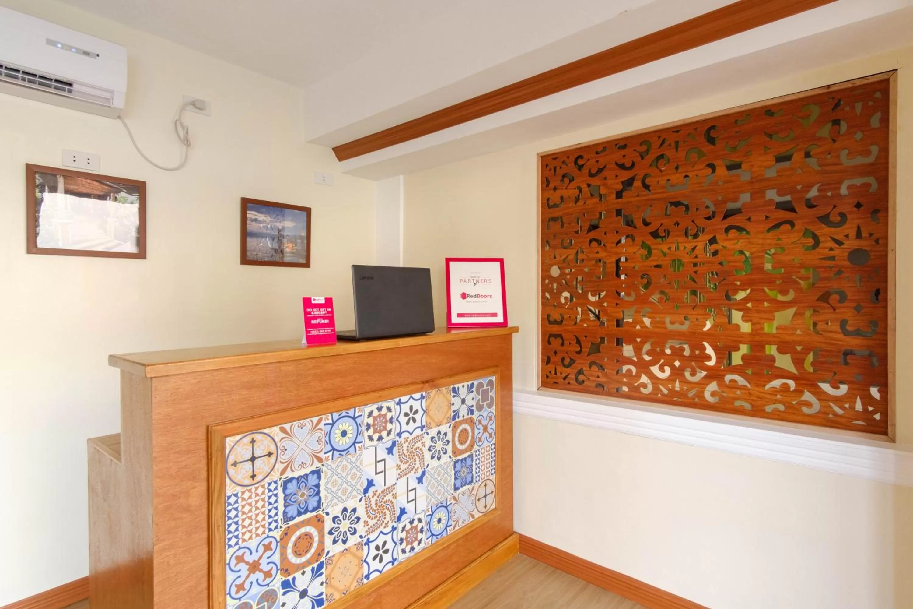 Lobby or reception in RedDoorz Plus near Johnson and Johnson Paranaque