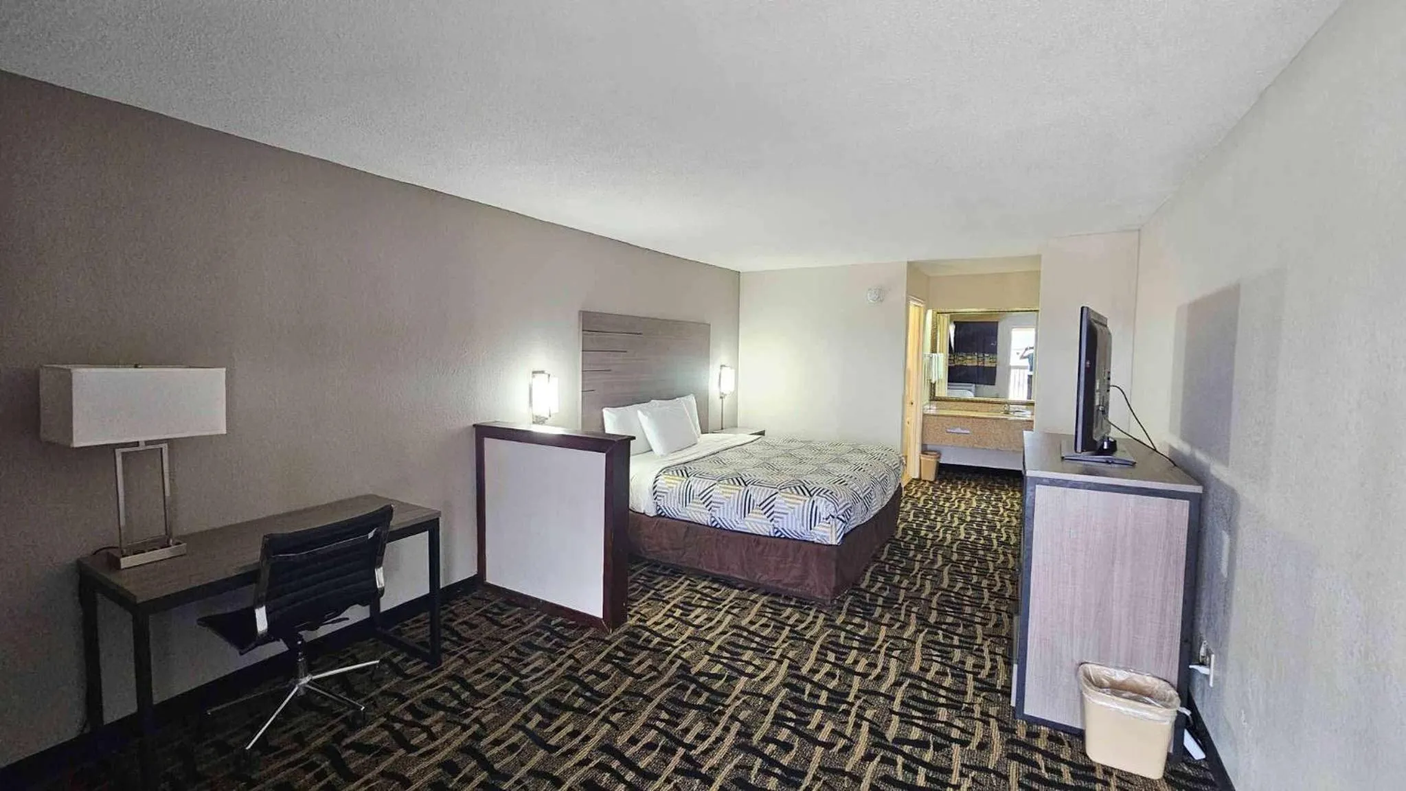 Bedroom, Kitchen/Kitchenette in Super 8 by Wyndham Litchfield