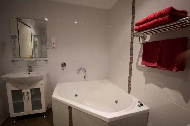 Bathroom in Emerald Gardens Motel & Apartments