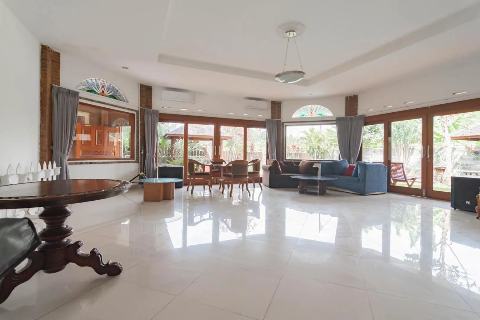 Living room in RedDoorz Plus near Dago Pakar