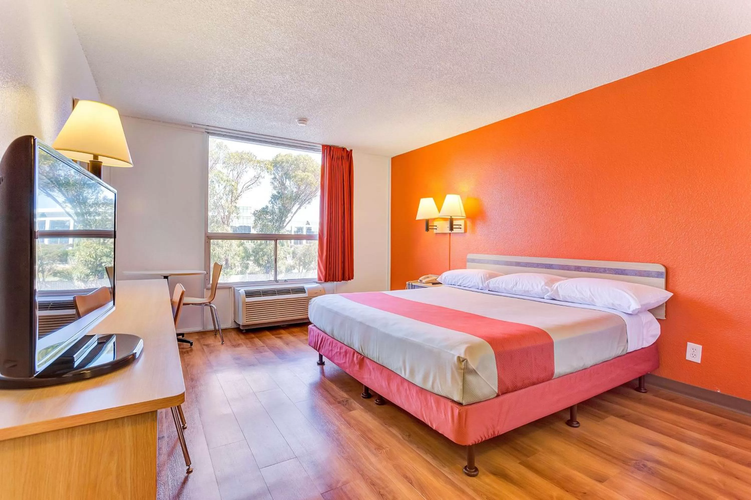Queen Room - Disability Access - Non-Smoking in Motel 6-Belmont, CA - San Francisco - Redwood City