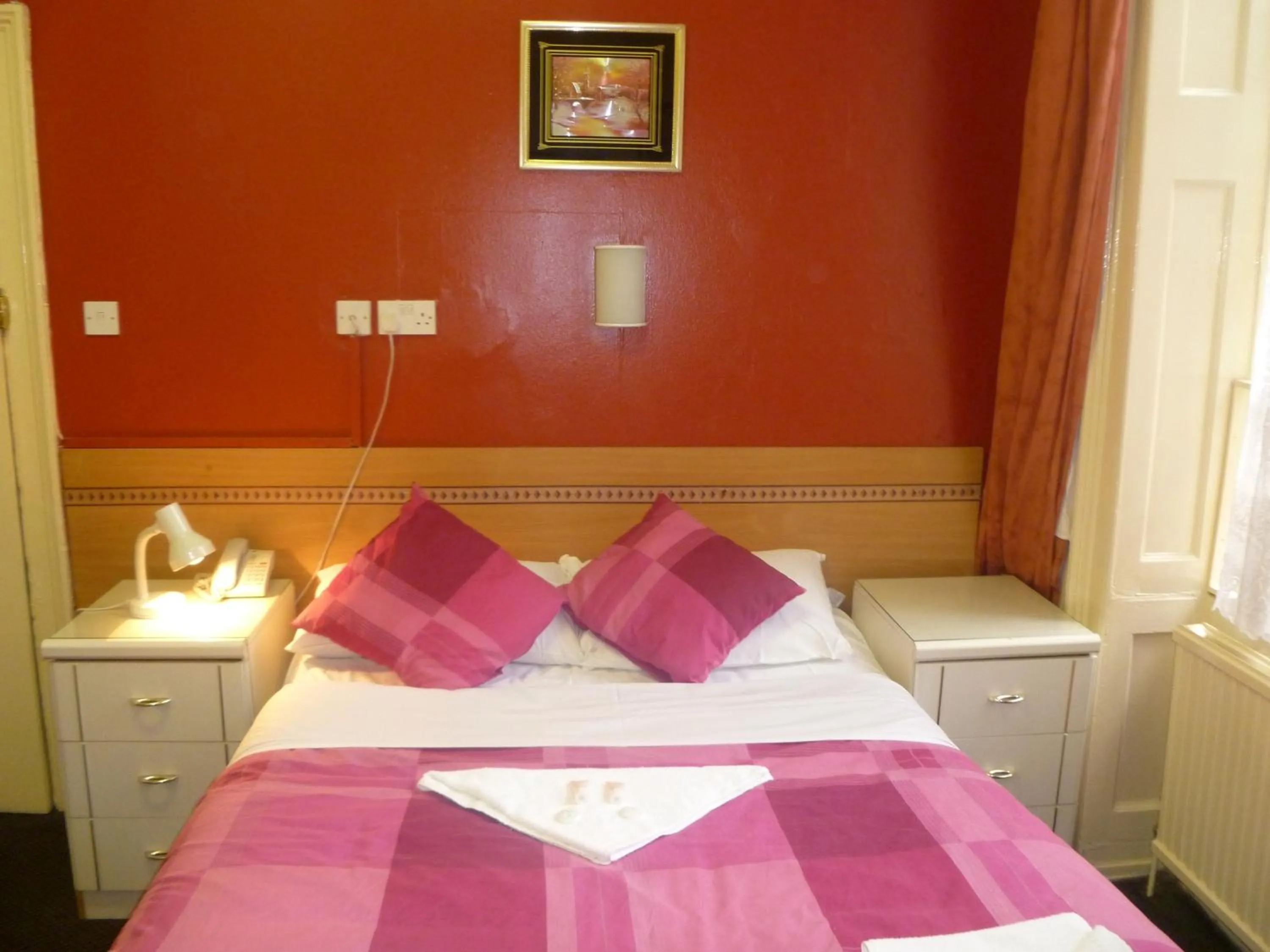 Bed in Guilford House Hotel