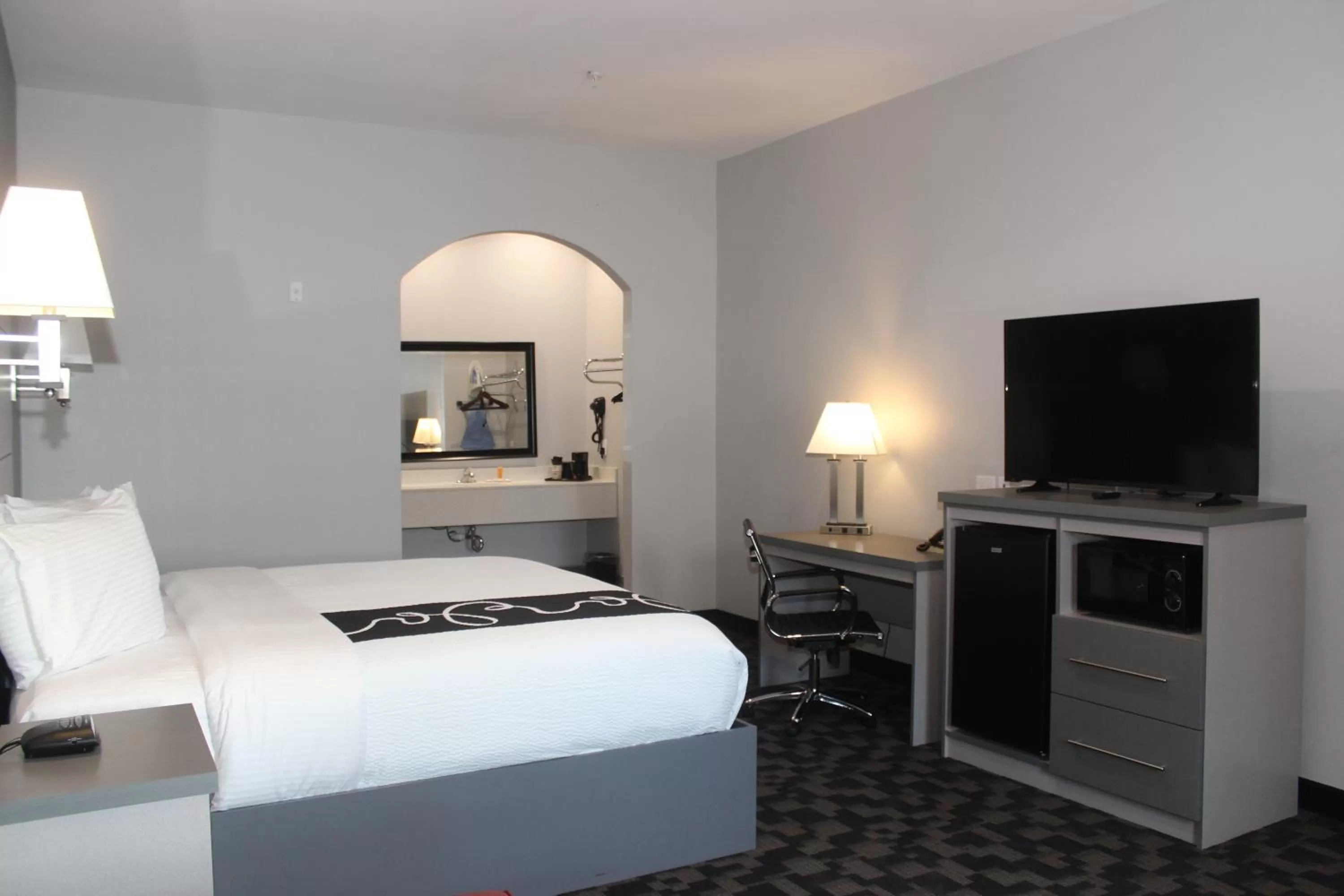 Shower, Bed in Paris Inn & Suites