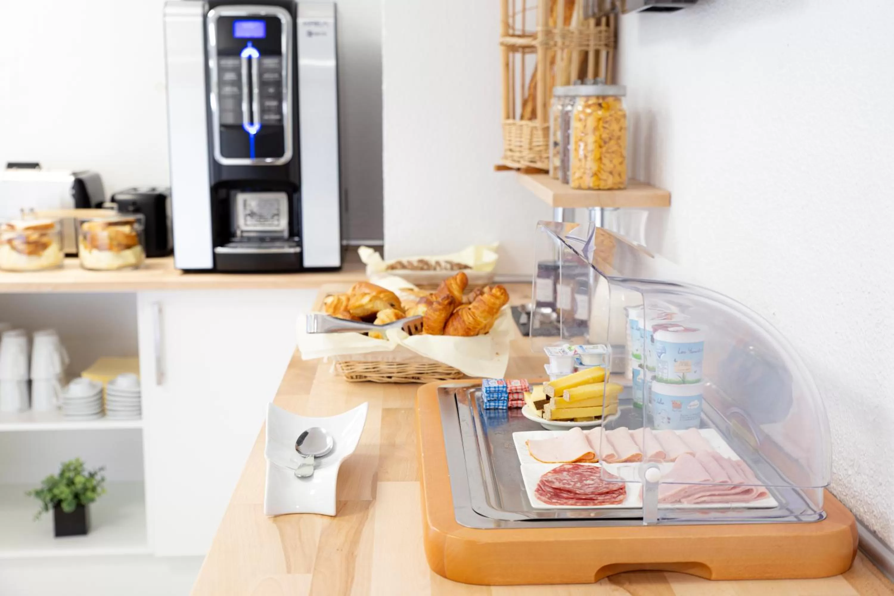 Continental breakfast in Comfort Aparthotel Besancon Hauts du Chazal