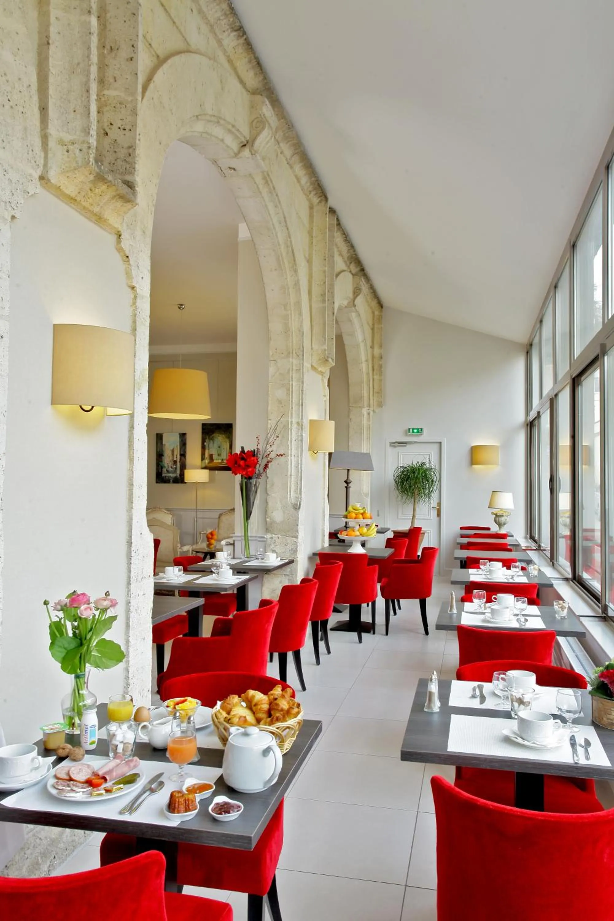Restaurant/places to eat in Hotel Le Renoir