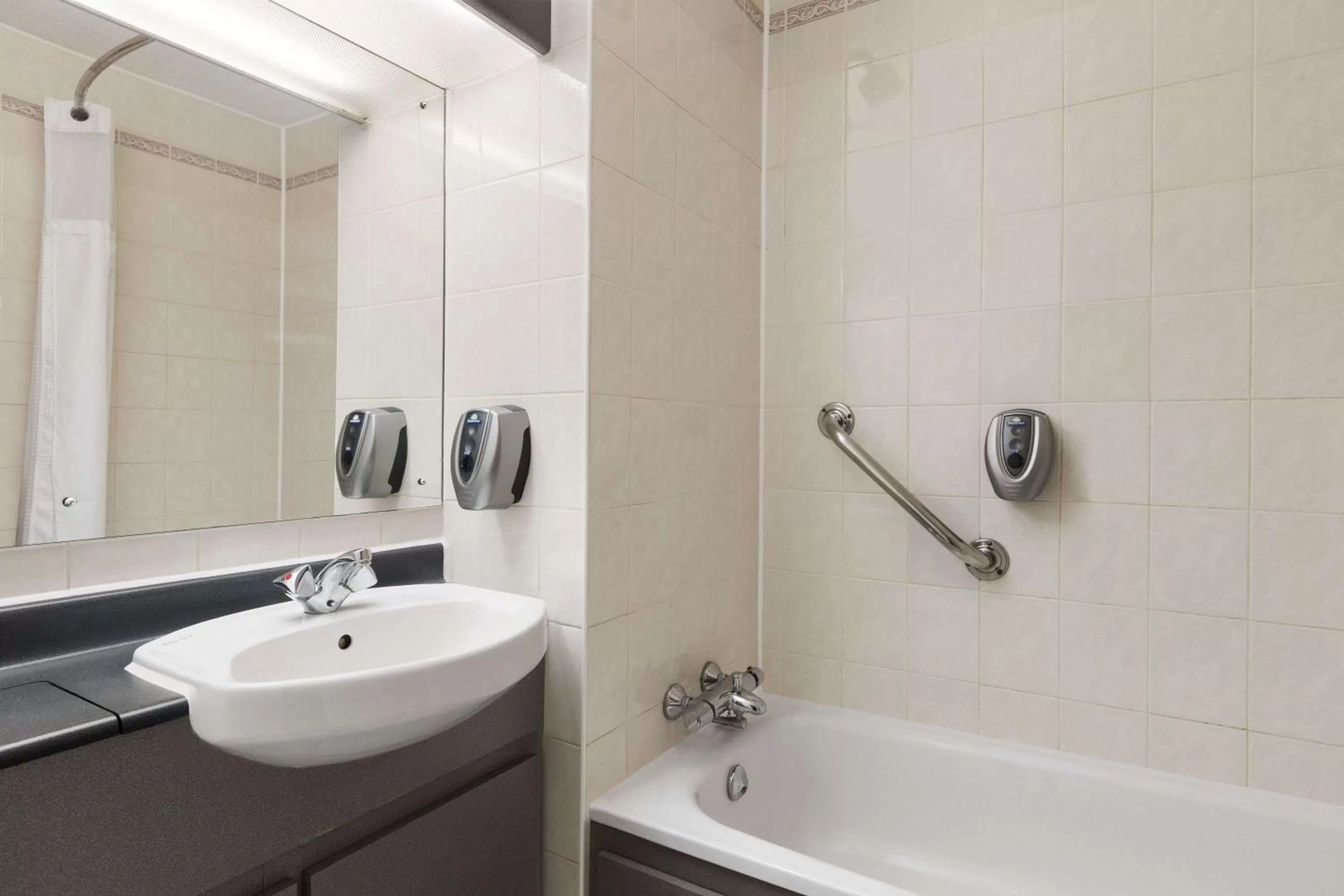 Photo of the whole room in Days Inn Maidstone