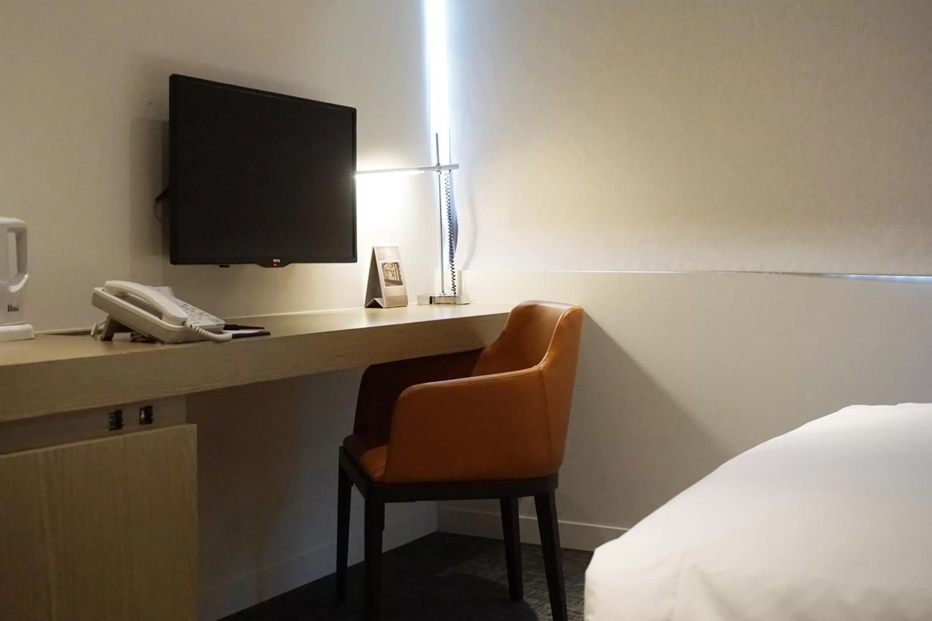 TV and multimedia, Bed in Royal Inn Taipei Linsen - Huashan 1914 Creative Park