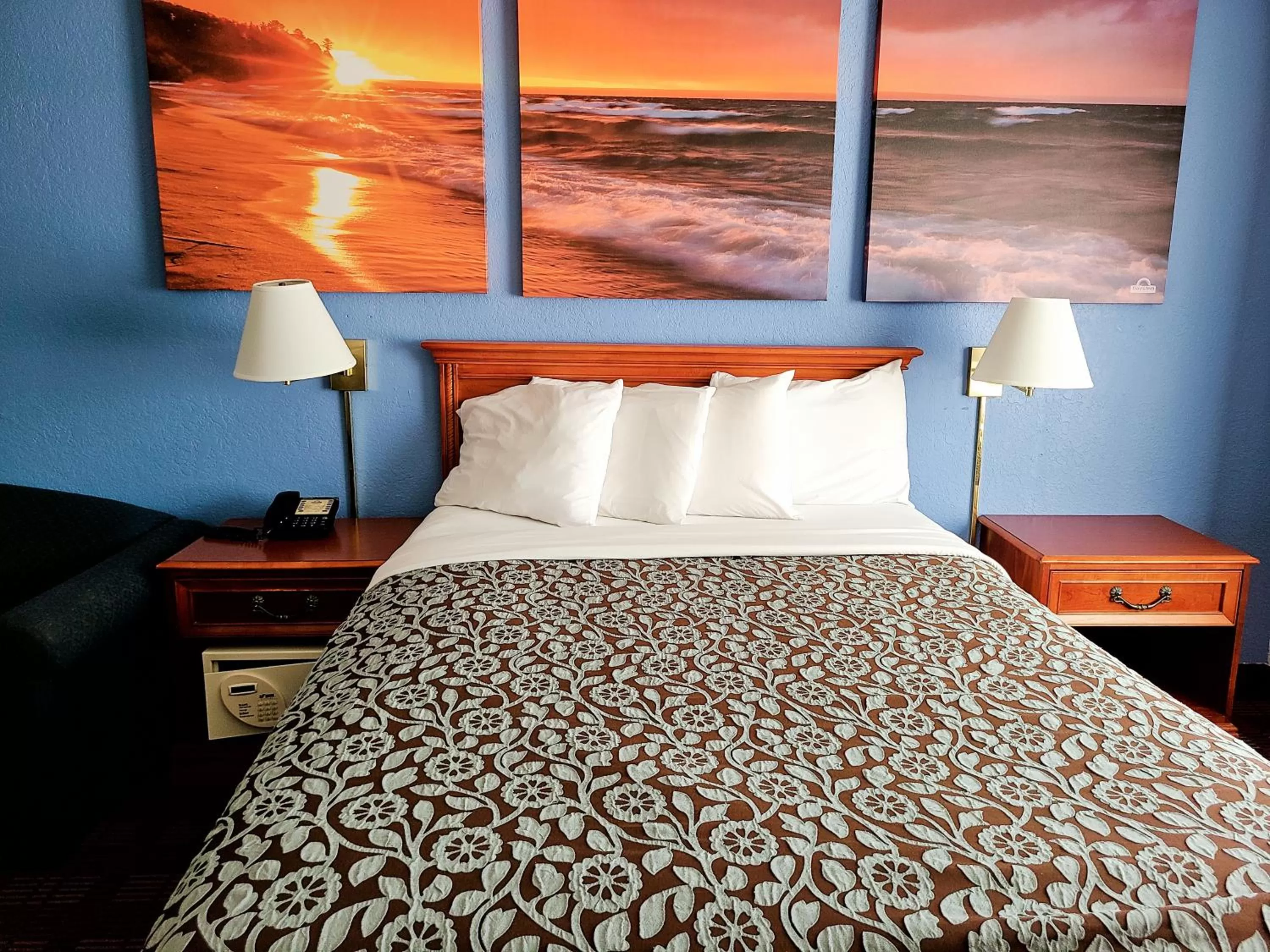 Queen Room - Non-Smoking in Days Inn by Wyndham Holland