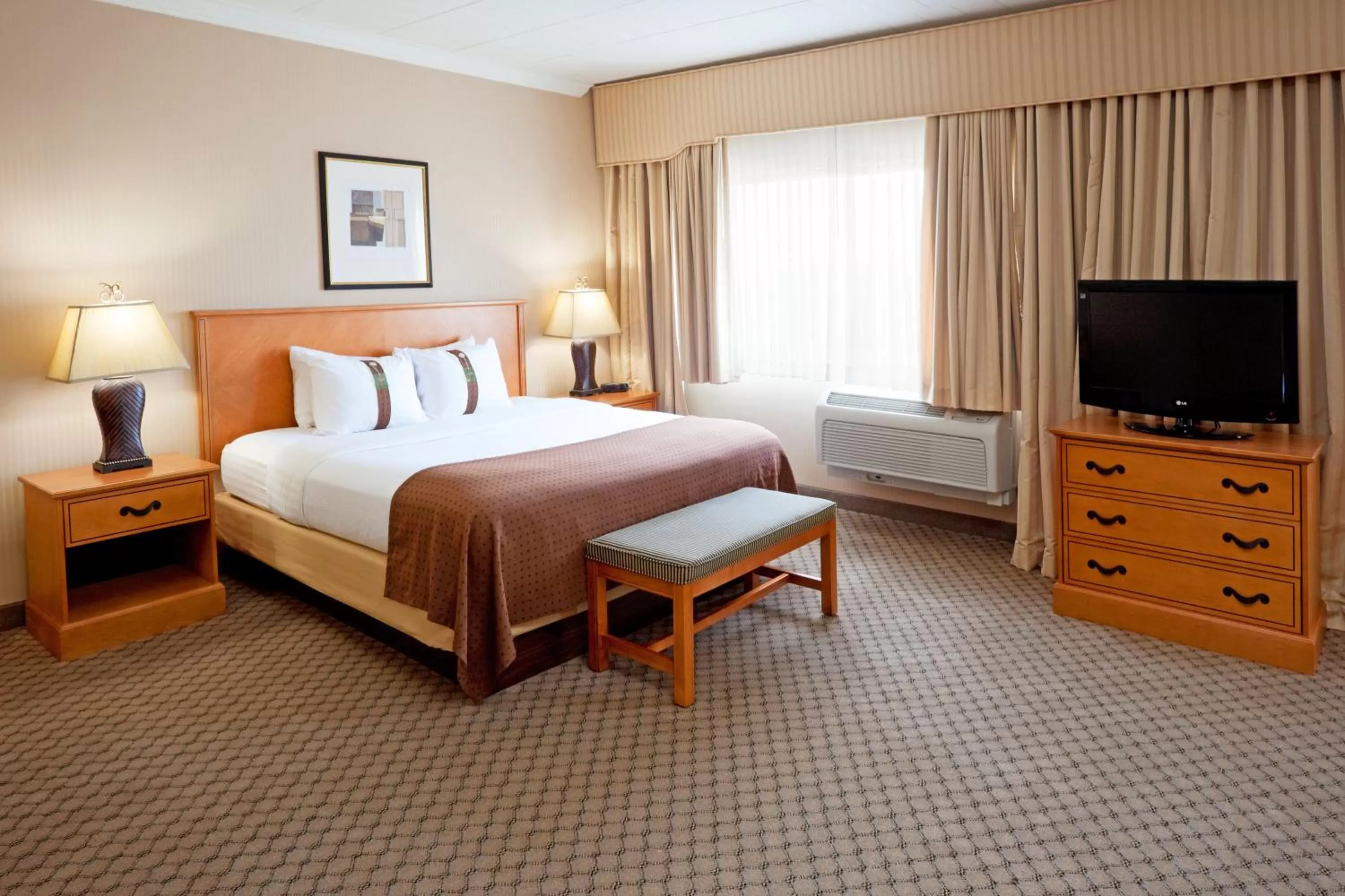Photo of the whole room, Bed in Holiday Inn Philadelphia South-Swedesboro by IHG