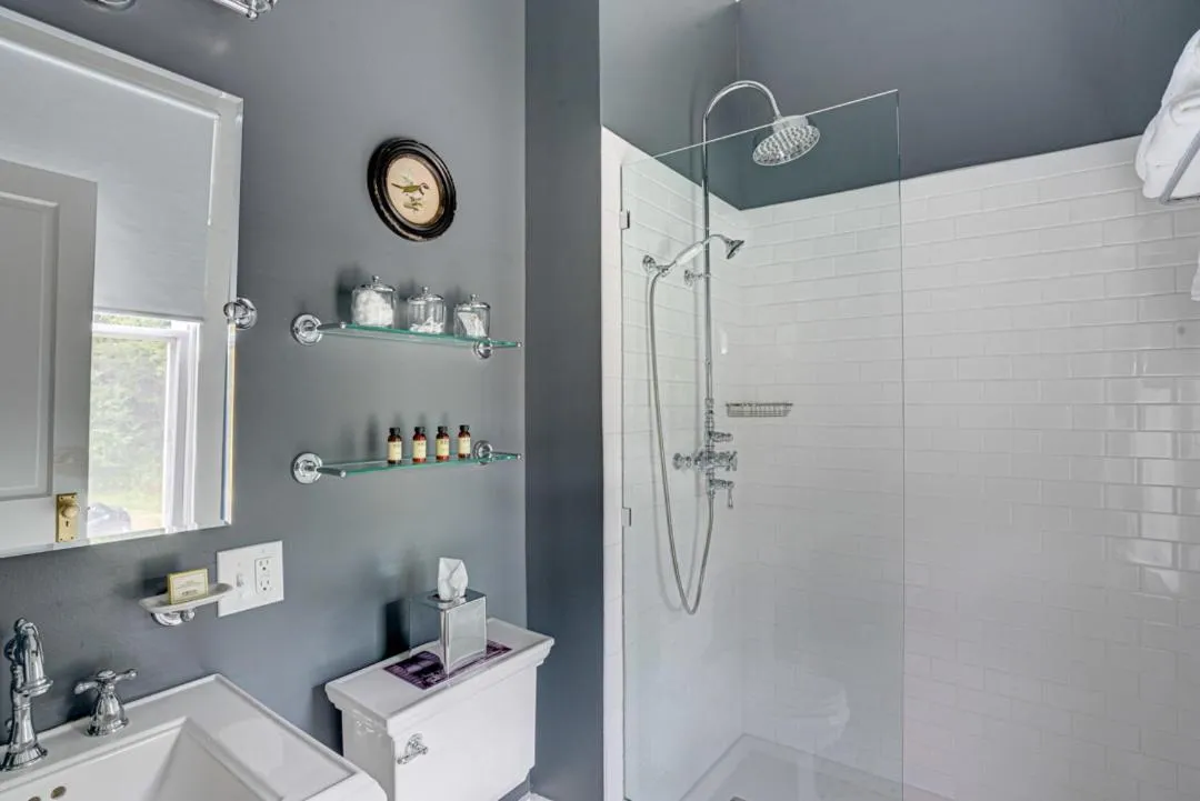 Bathroom in Historic Birch Lodge and Motel
